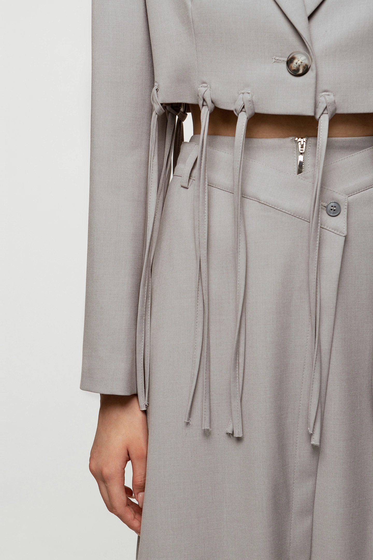 Жакет укороченный с завязками и юбка двухслойная