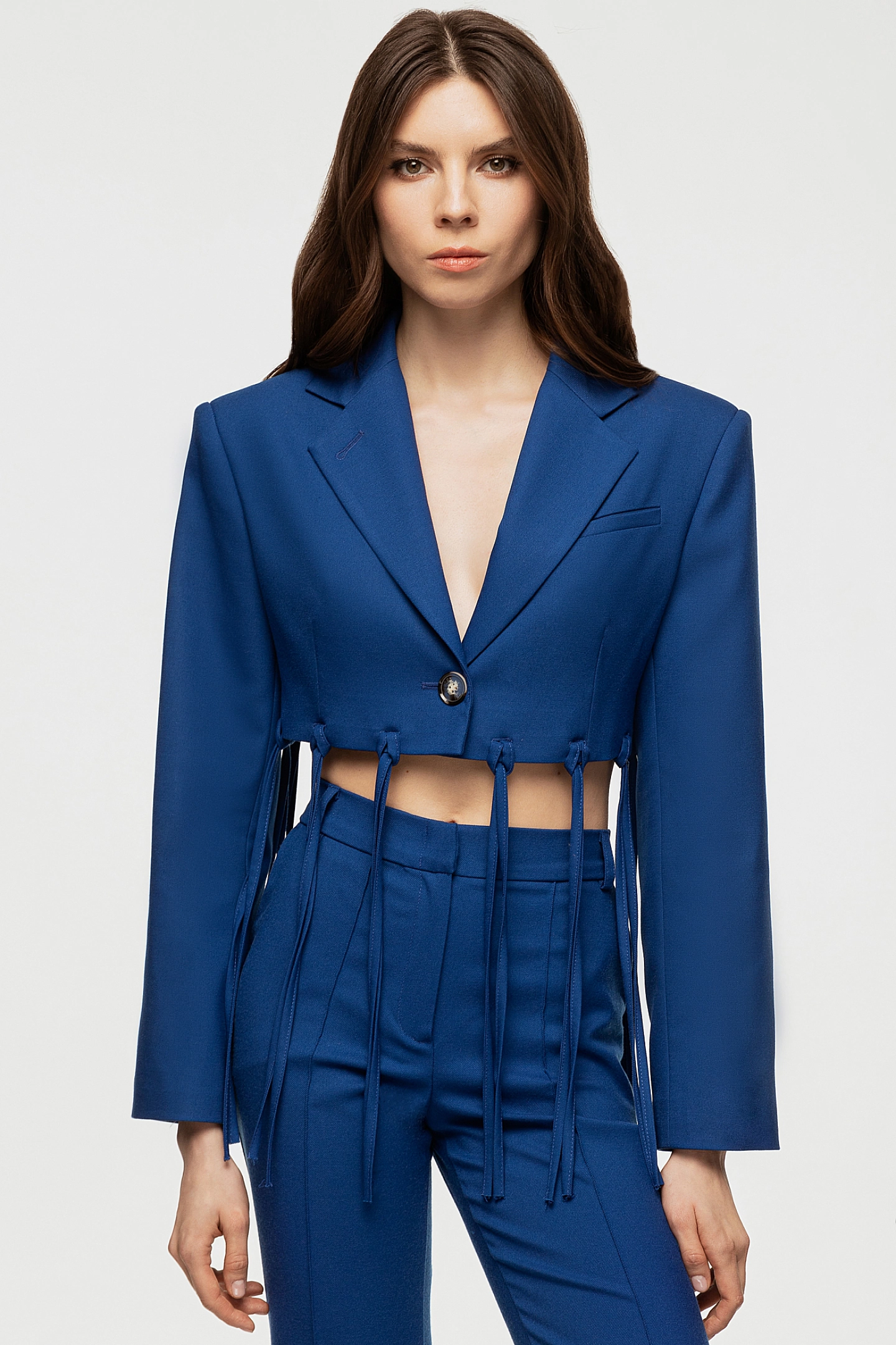 Жакет укороченный с завязками и брюки клёш с накладными карманами