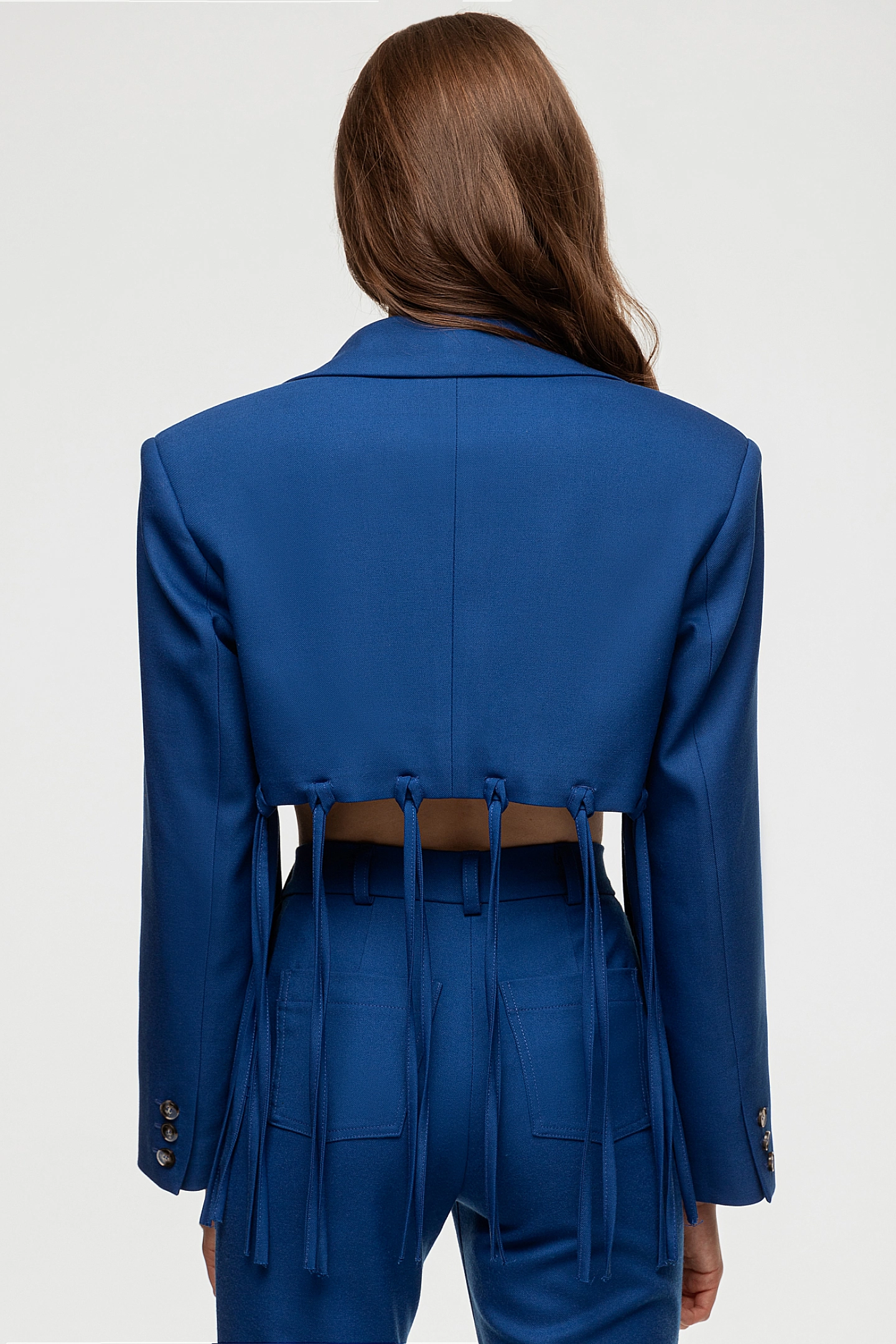 Жакет укороченный с завязками и брюки клёш с накладными карманами