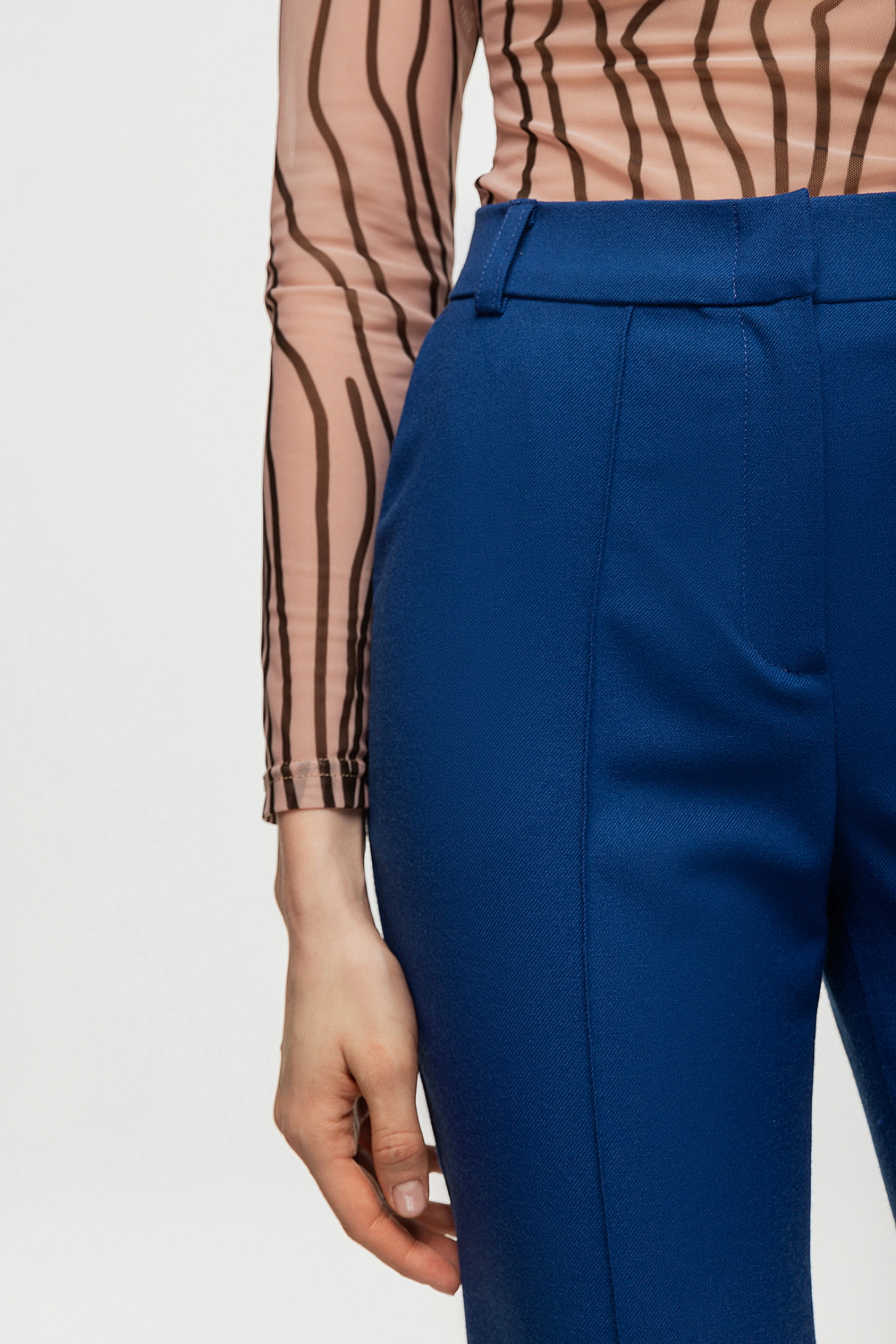 Жакет укороченный с завязками и брюки клёш с накладными карманами