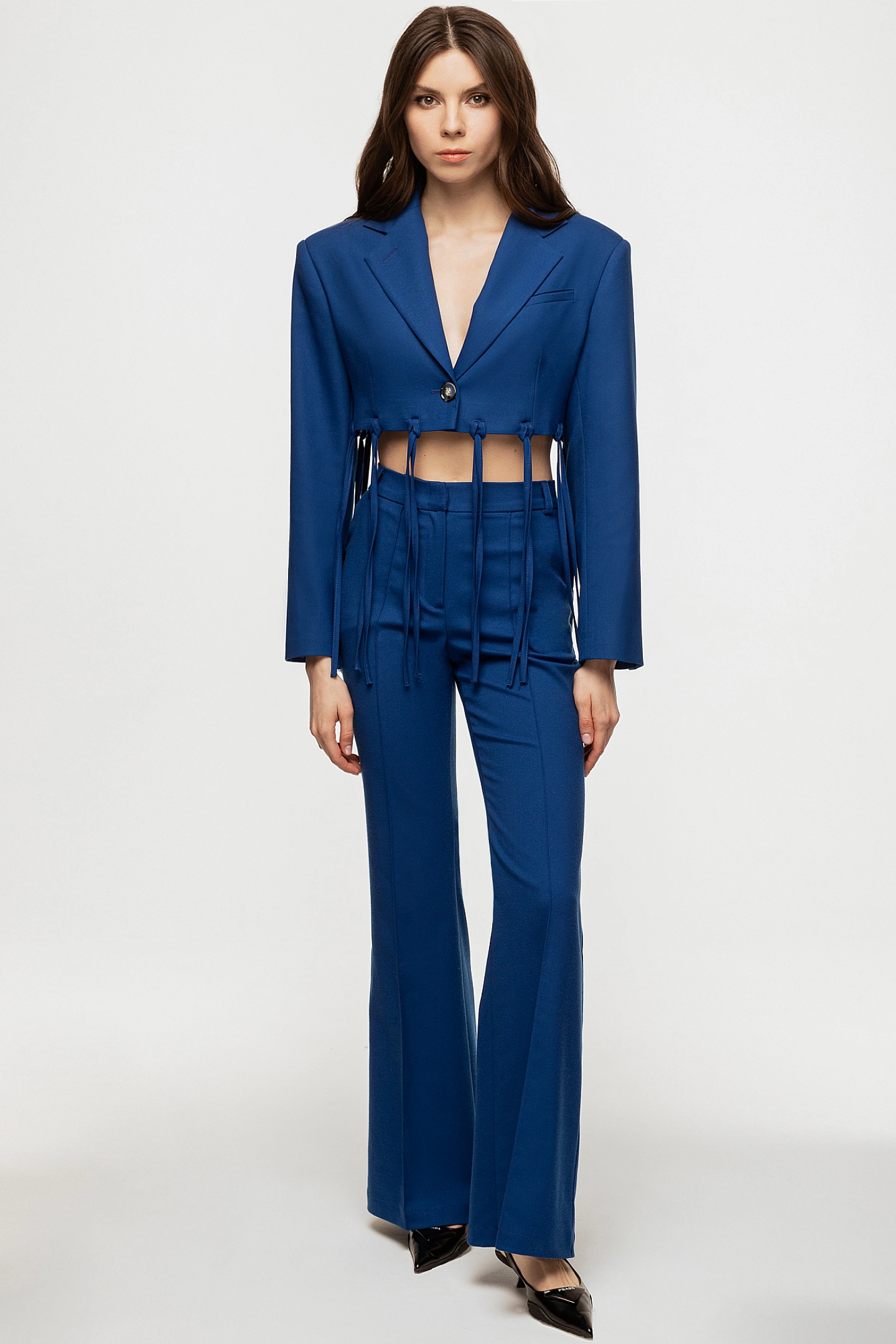 Жакет укороченный с завязками и брюки клёш с накладными карманами