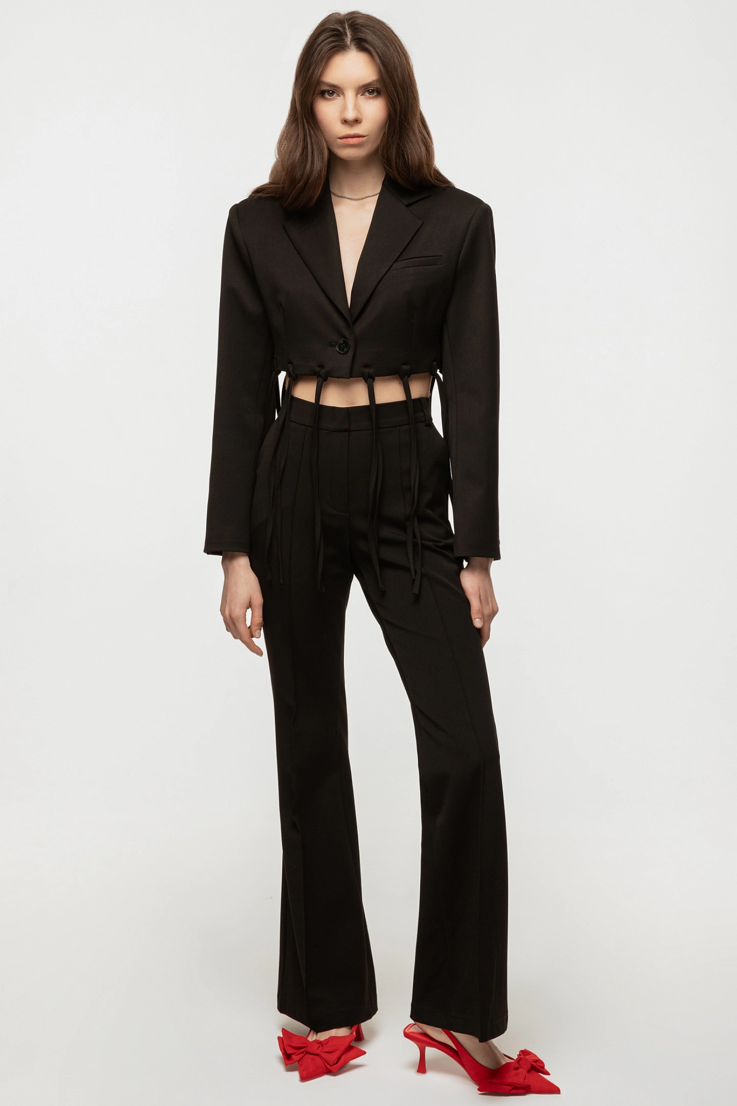 Жакет укороченный с завязками и брюки клёш с накладными карманами