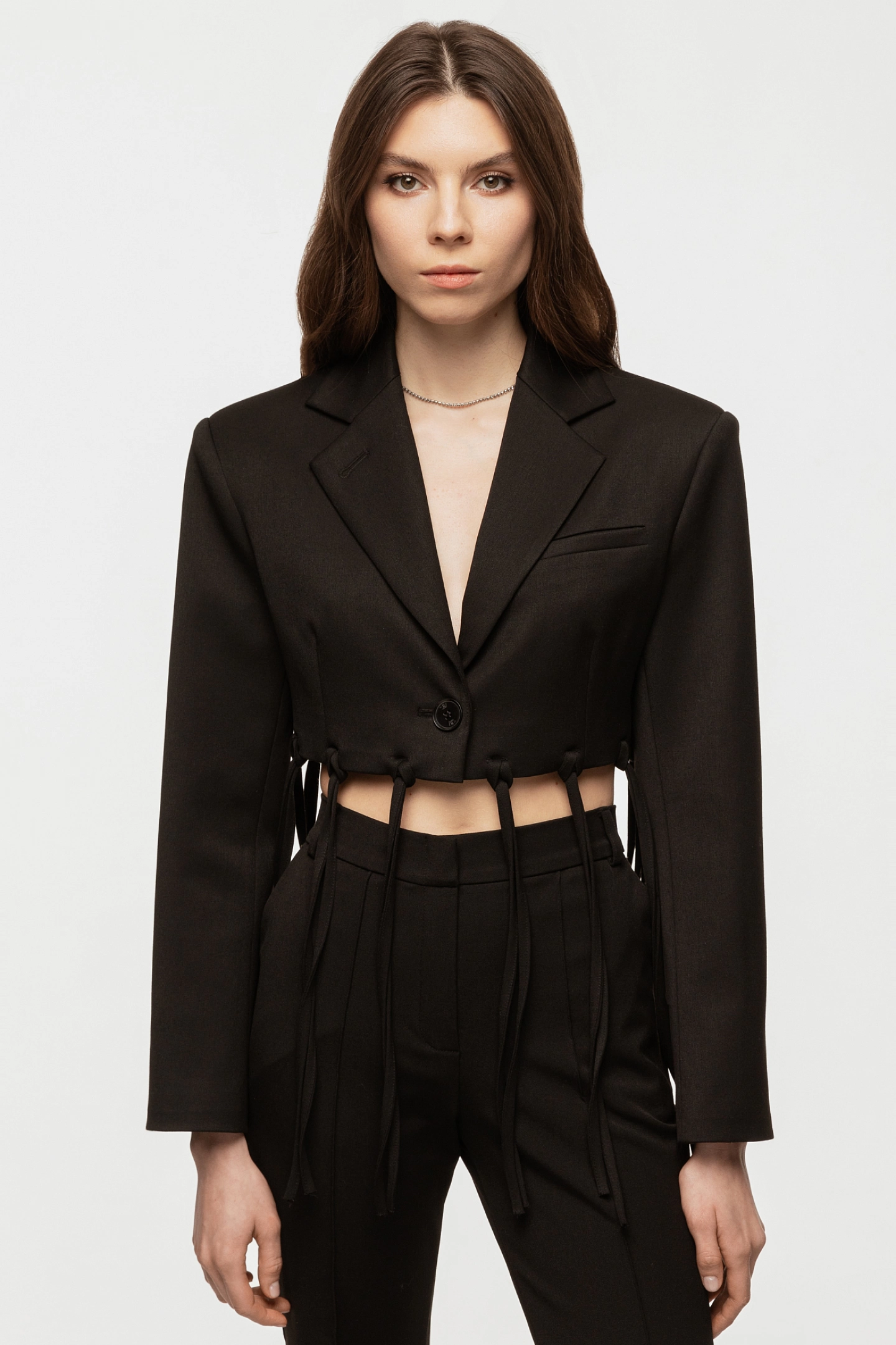 Жакет укороченный с завязками и брюки клёш с накладными карманами