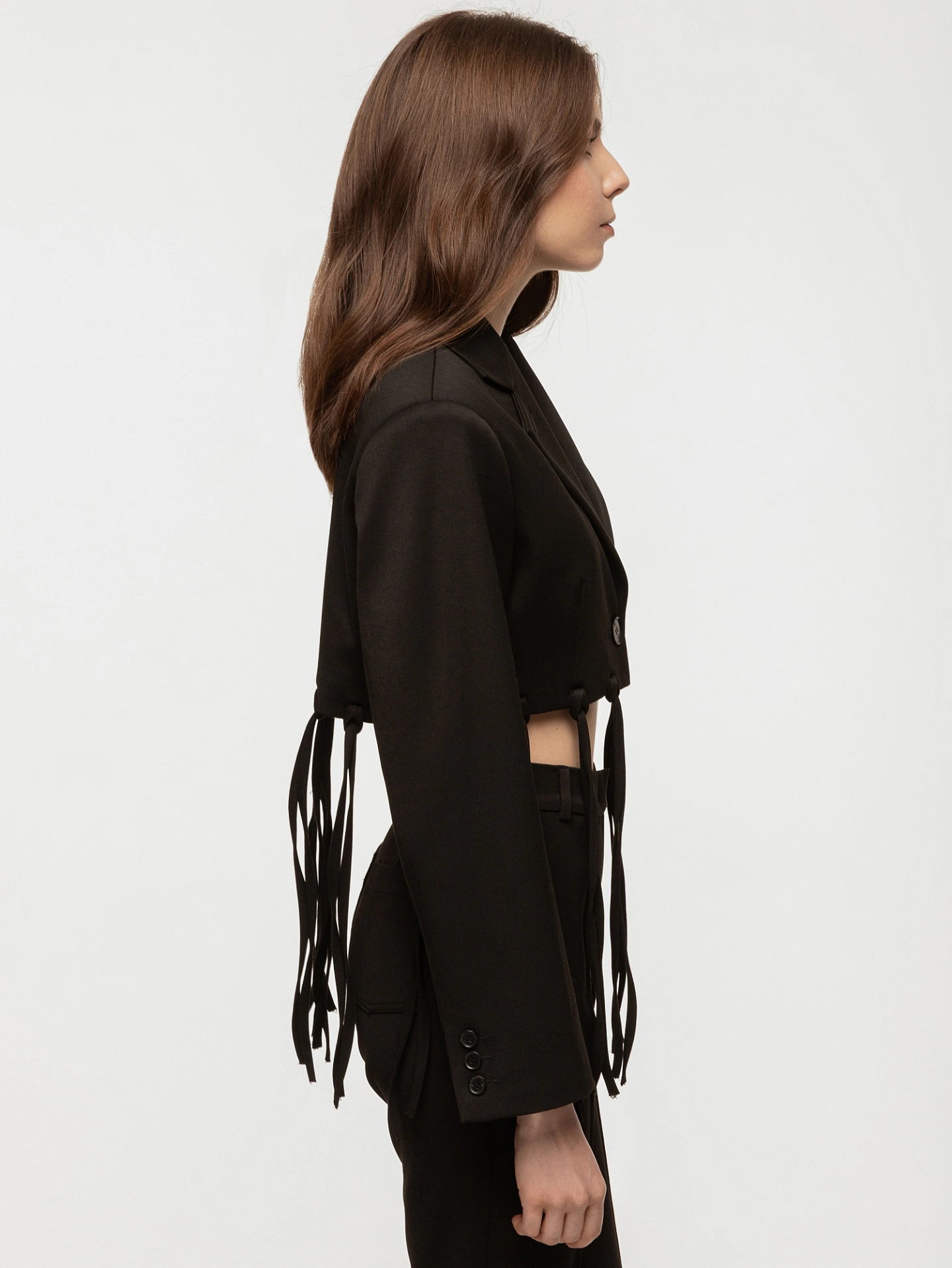 Жакет укороченный с завязками и брюки клёш с накладными карманами