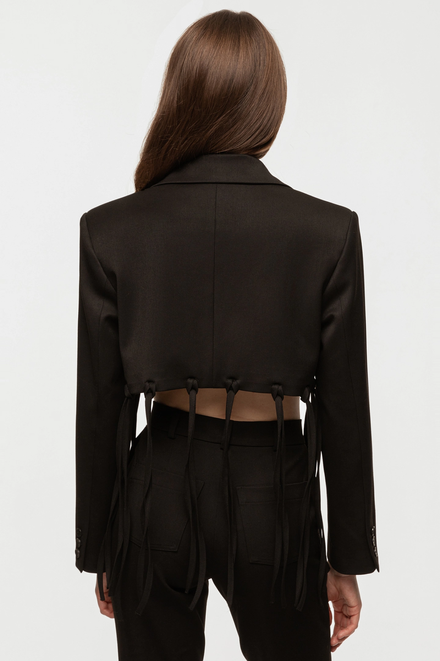 Жакет укороченный с завязками и брюки клёш с накладными карманами