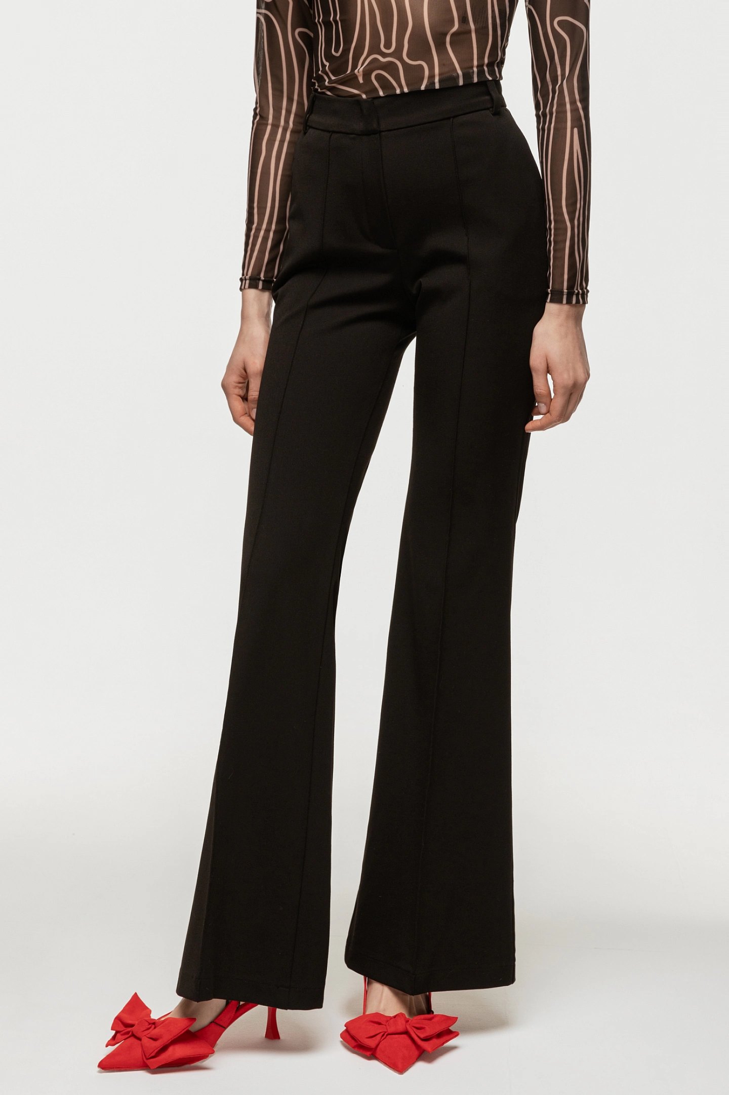 Жакет укороченный с завязками и брюки клёш с накладными карманами