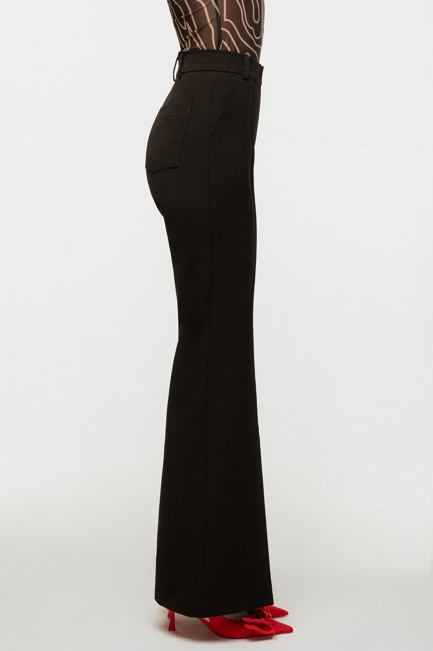 Жакет укороченный с завязками и брюки клёш с накладными карманами