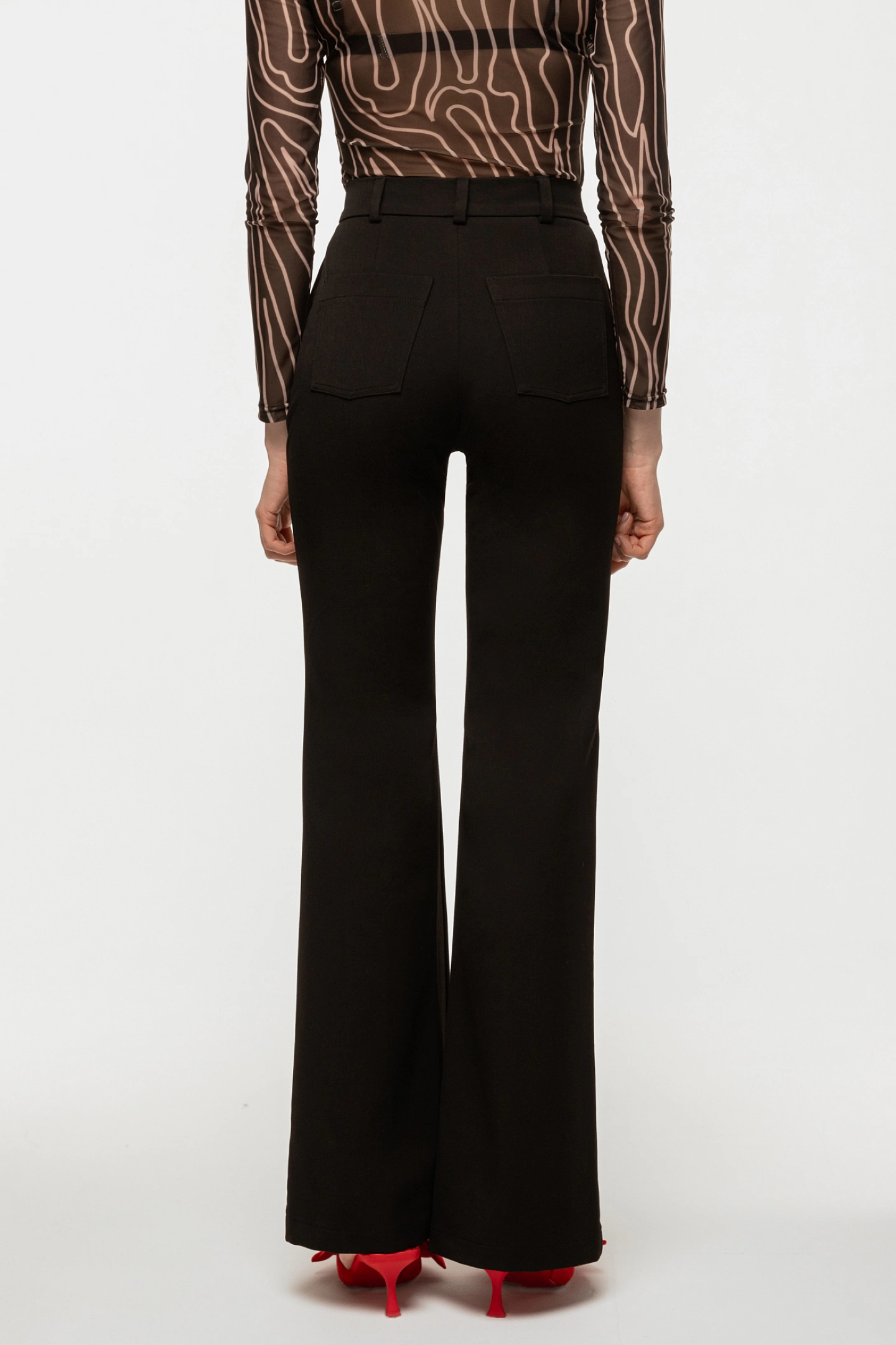 Жакет укороченный с завязками и брюки клёш с накладными карманами