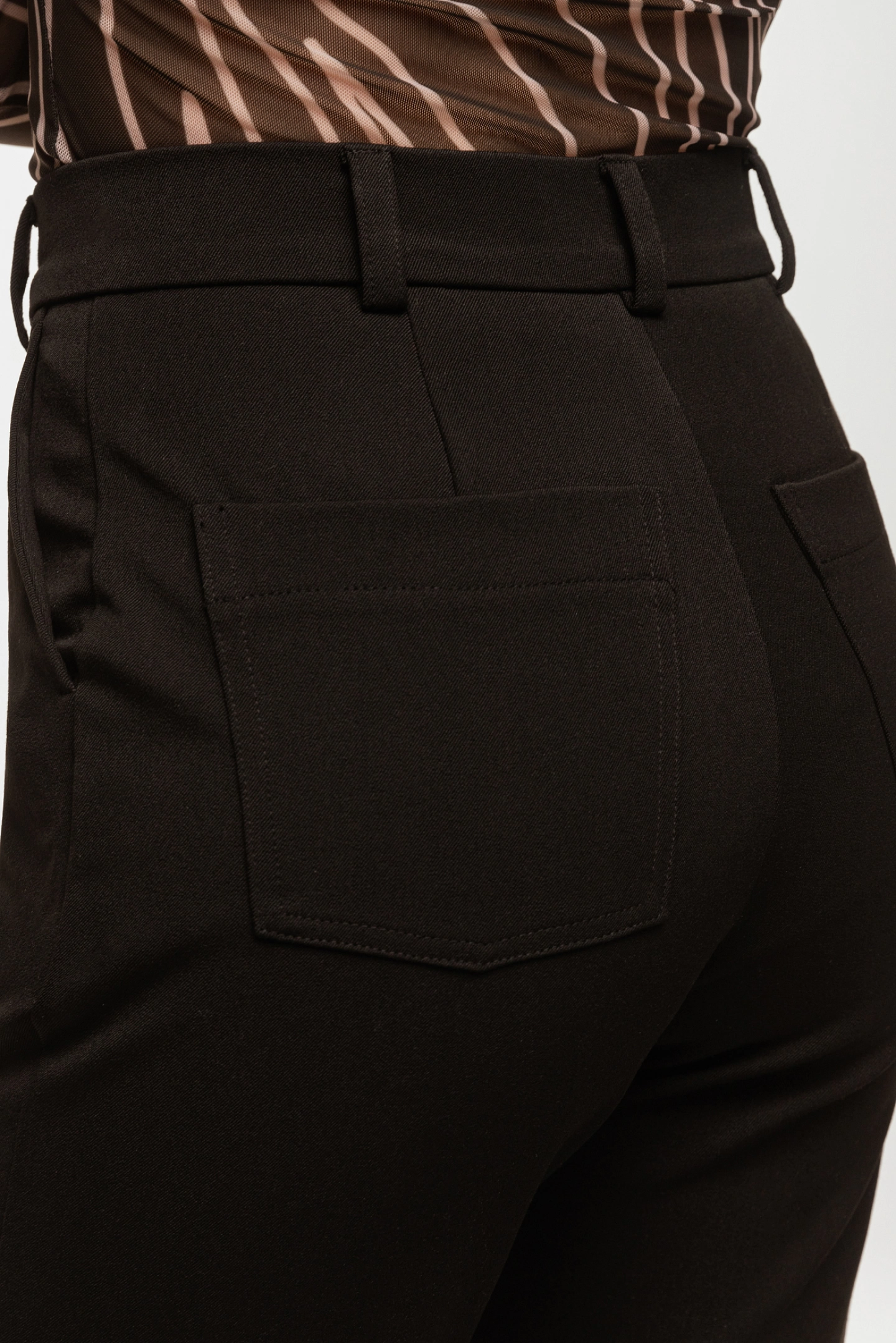 Жакет укороченный с завязками и брюки клёш с накладными карманами