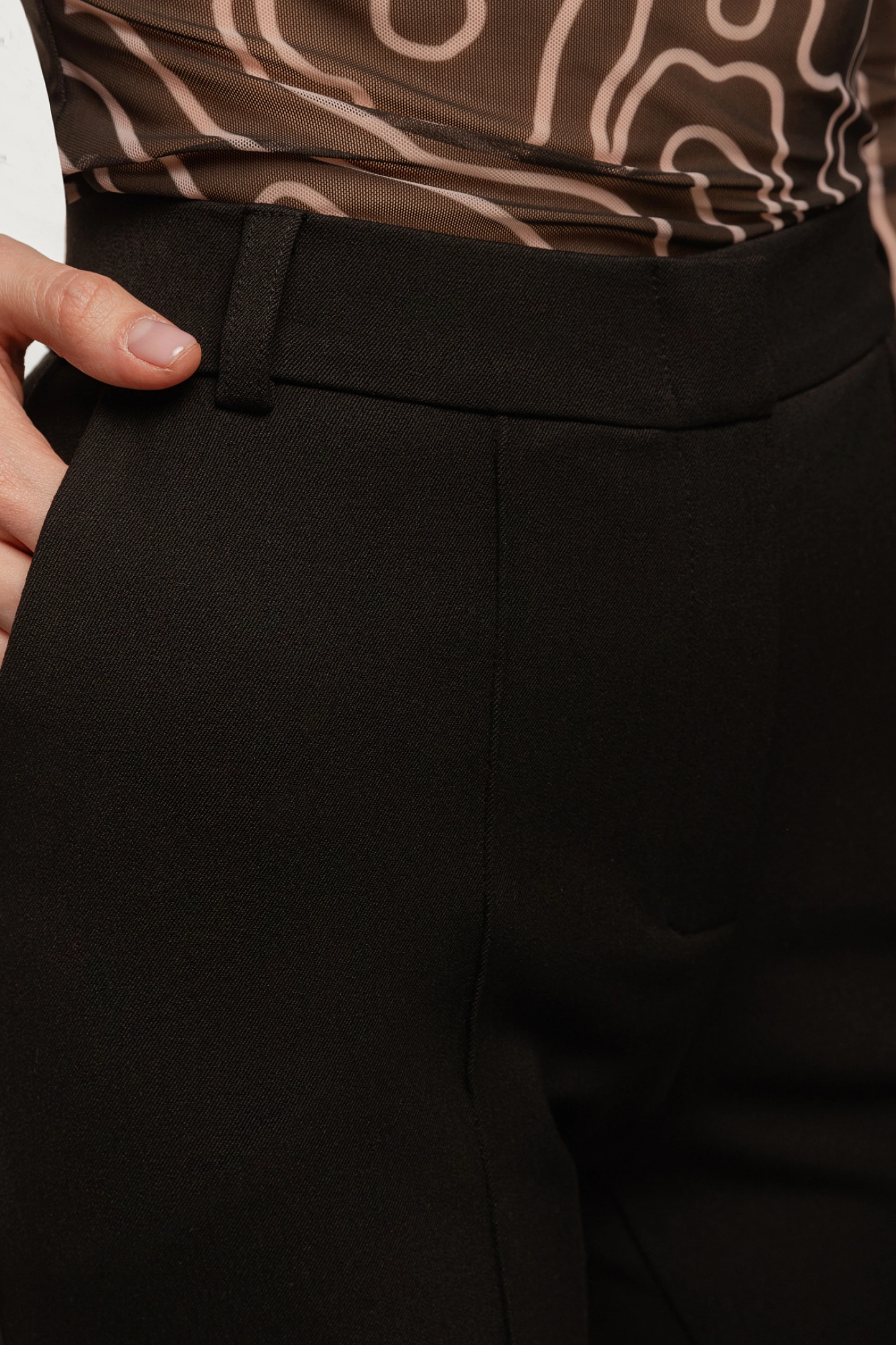 Жакет укороченный с завязками и брюки клёш с накладными карманами