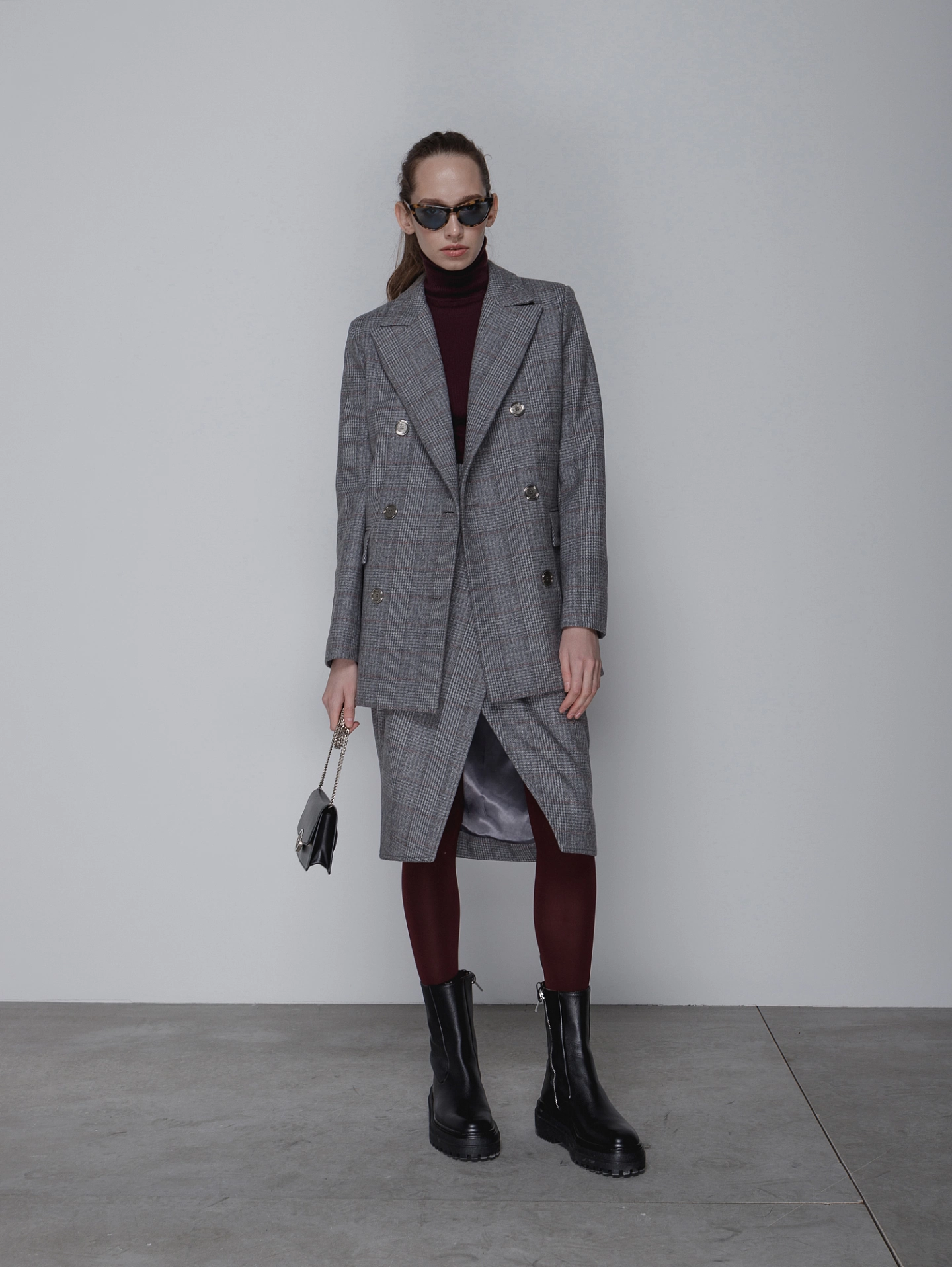 Жакет двубортный с острыми лацканами и юбка на запах на двух пуговицах