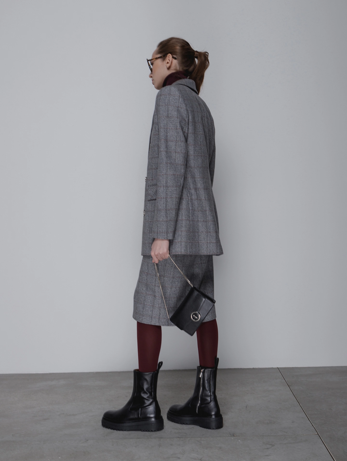 Жакет двубортный с острыми лацканами и юбка на запах на двух пуговицах