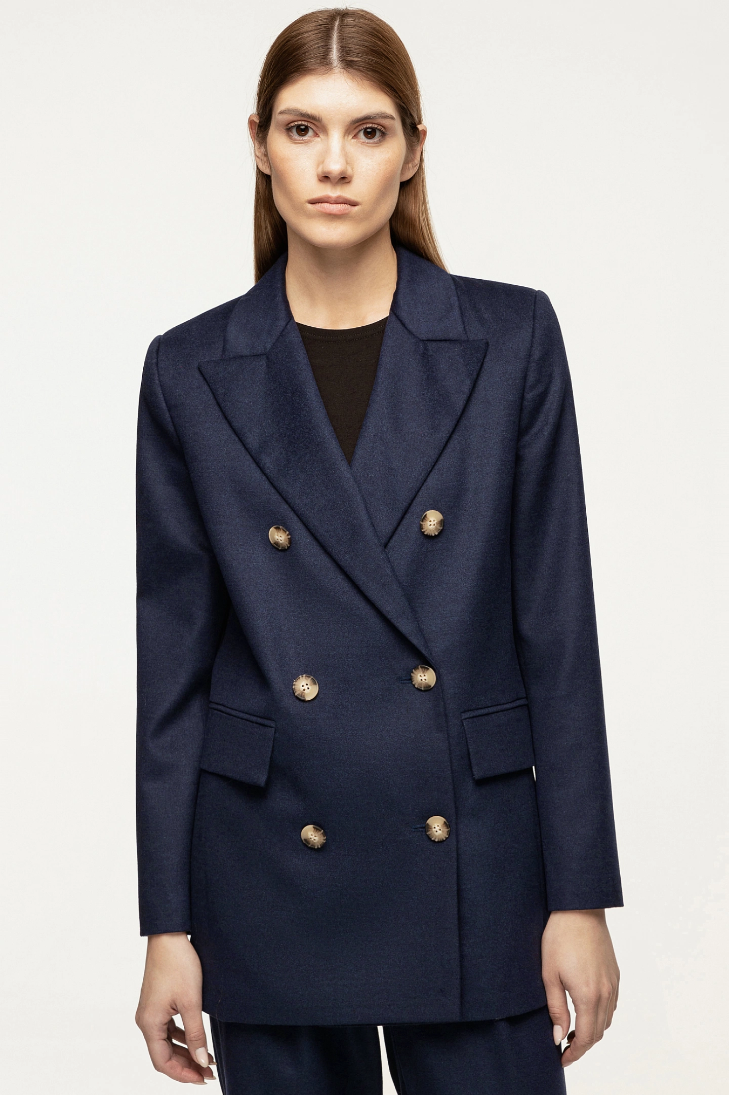 Жакет двубортный с острыми лацканами и брюки - трубы