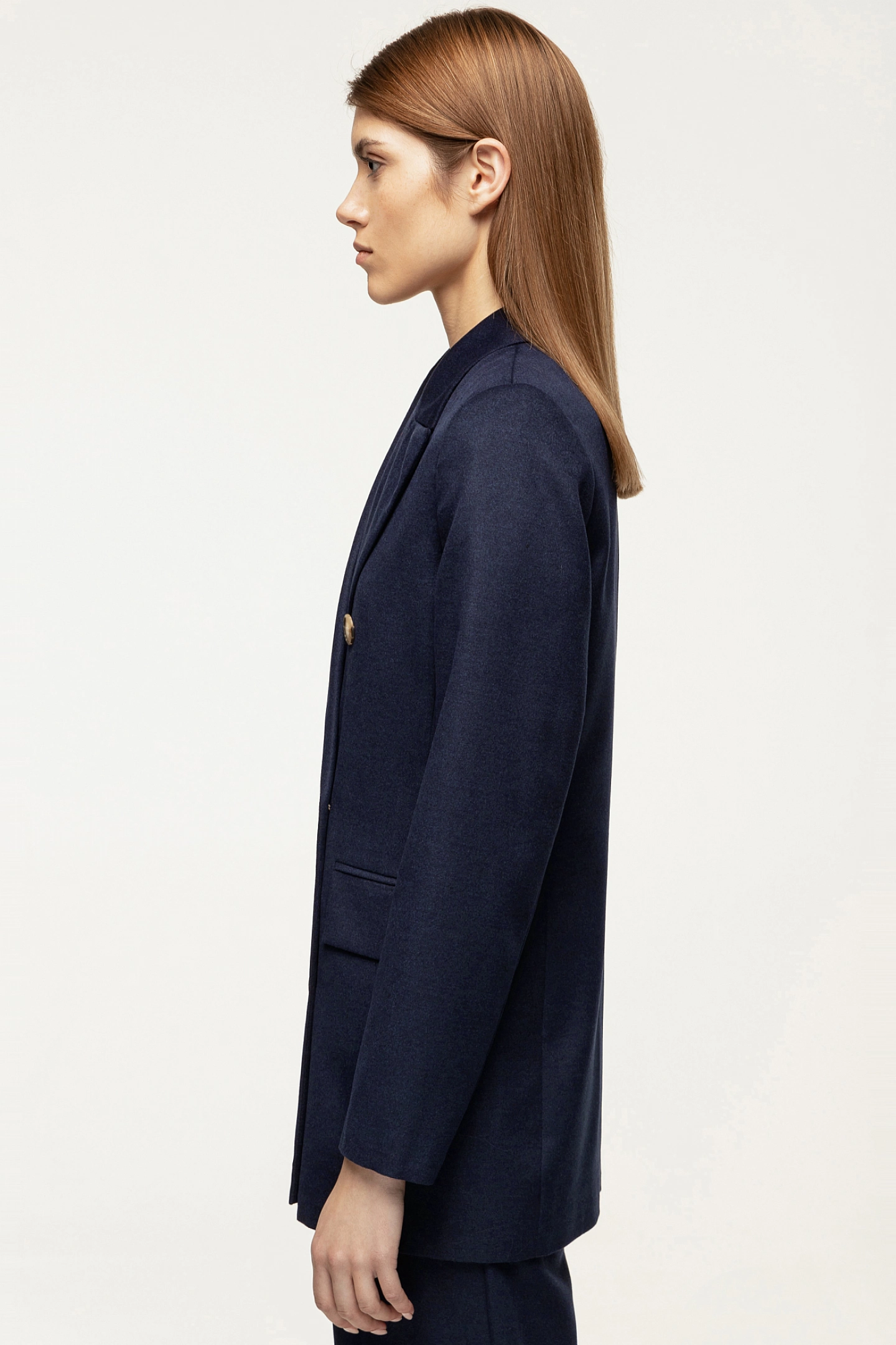 Жакет двубортный с острыми лацканами и брюки - трубы