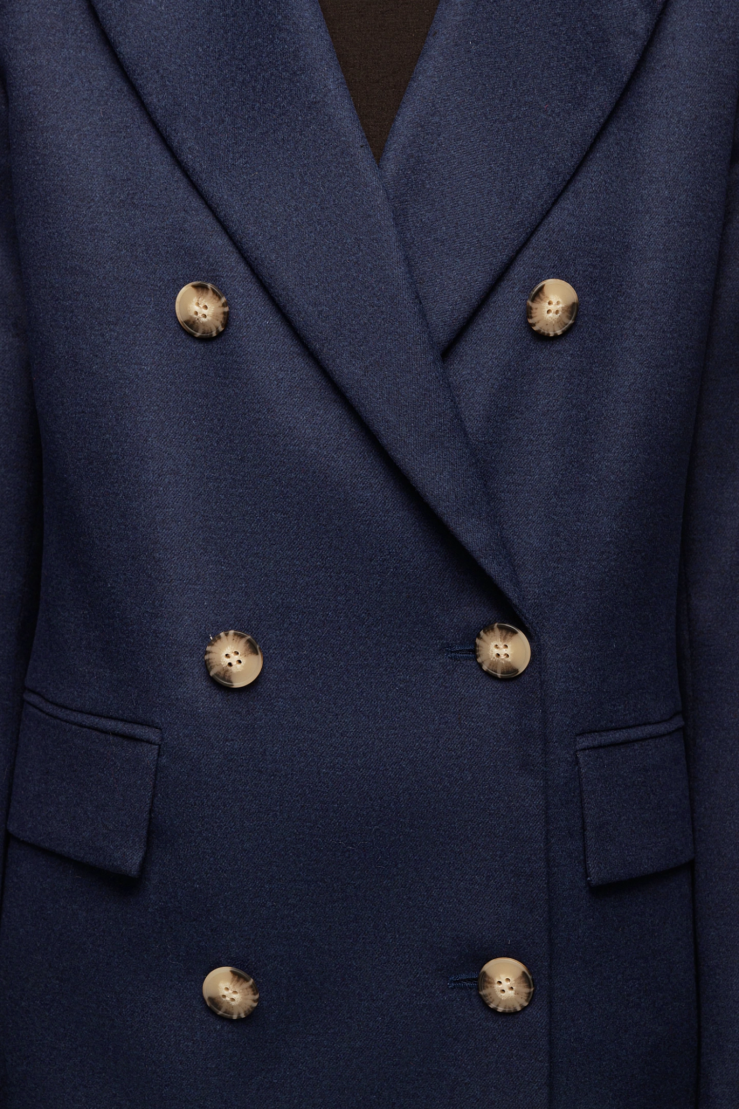 Жакет двубортный с острыми лацканами и брюки - трубы