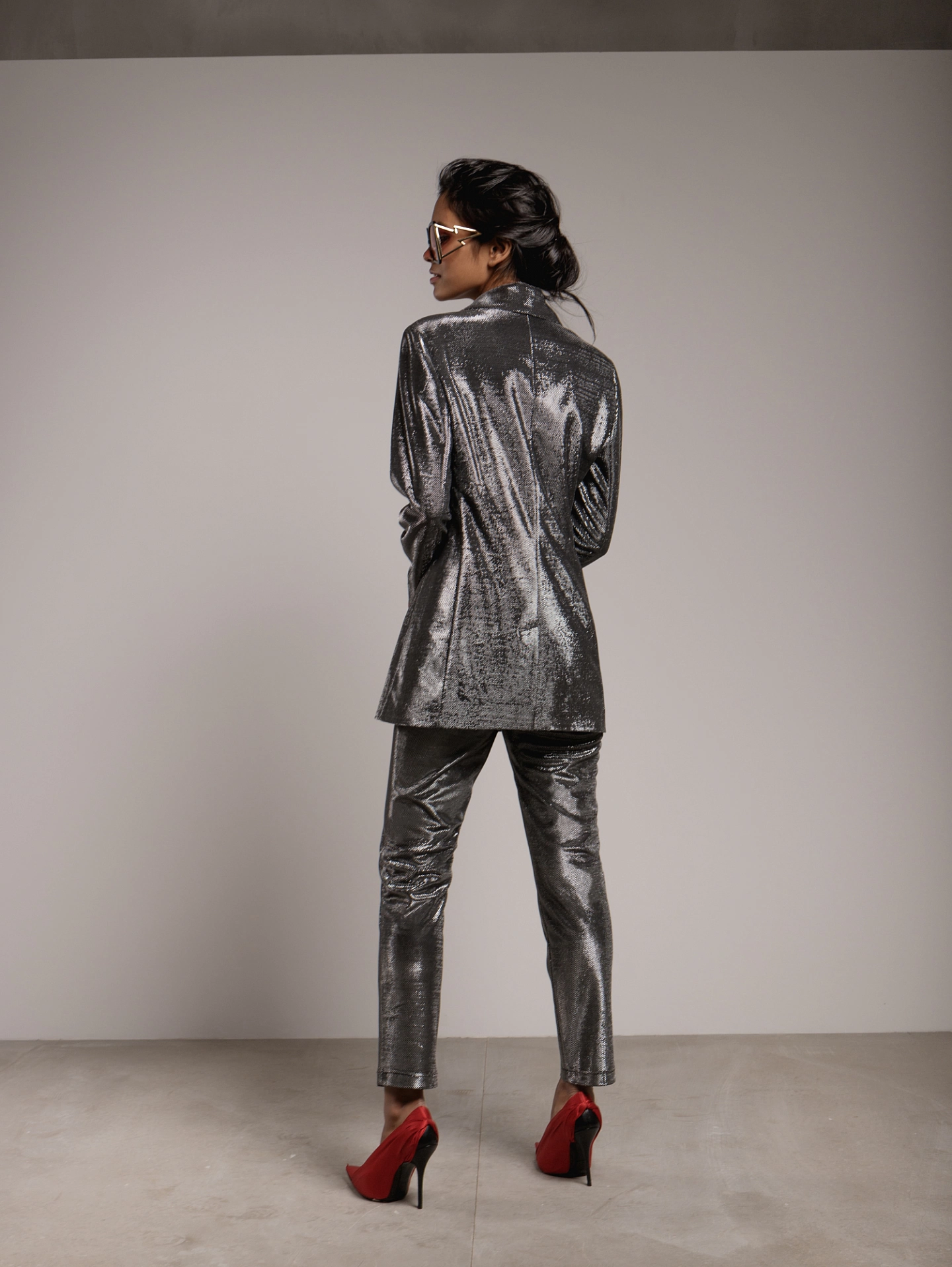 Жакет песочные часы и узкие укороченные брюки