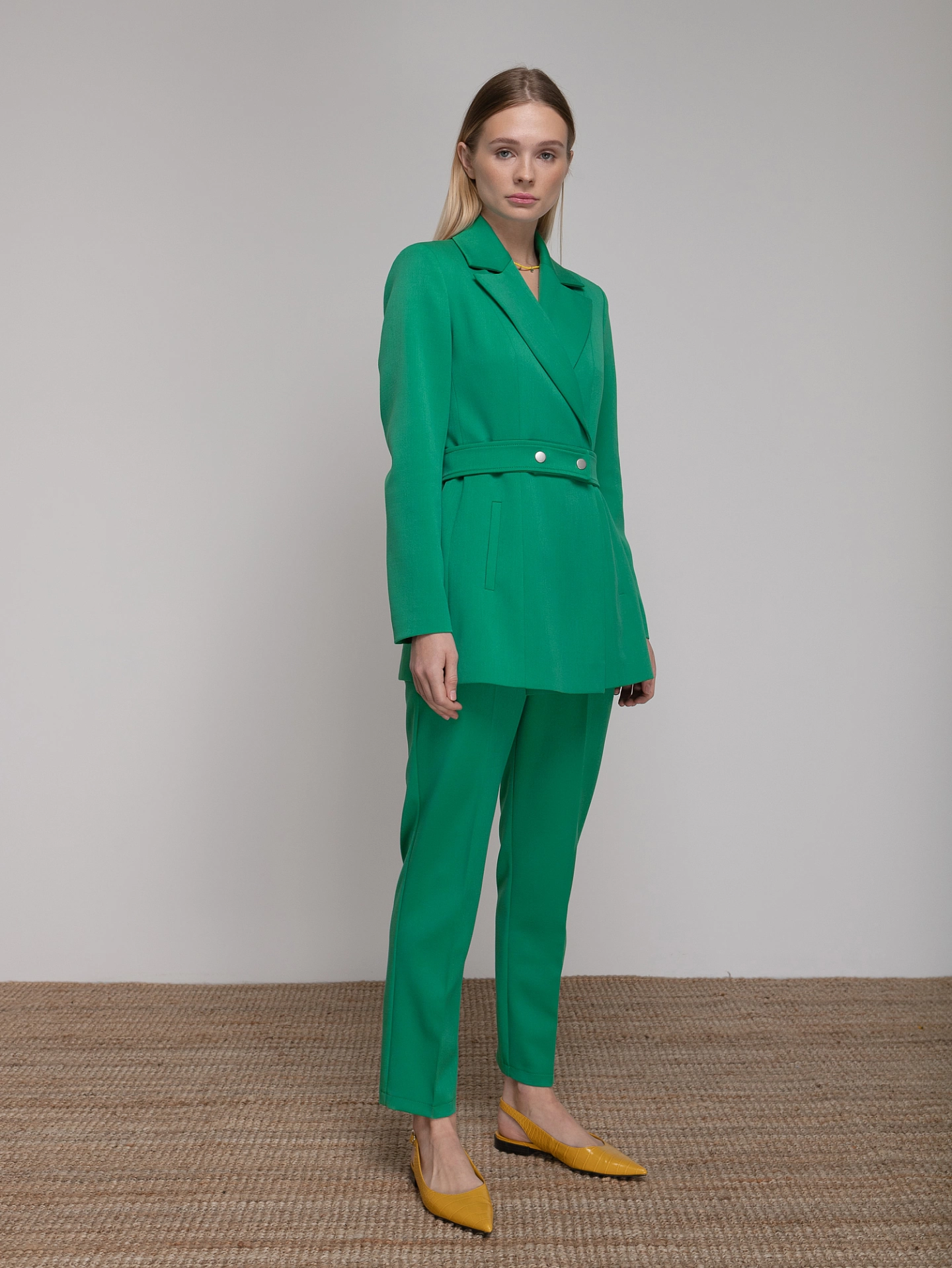 Жакет песочные часы и брюки узкие на высокой талии