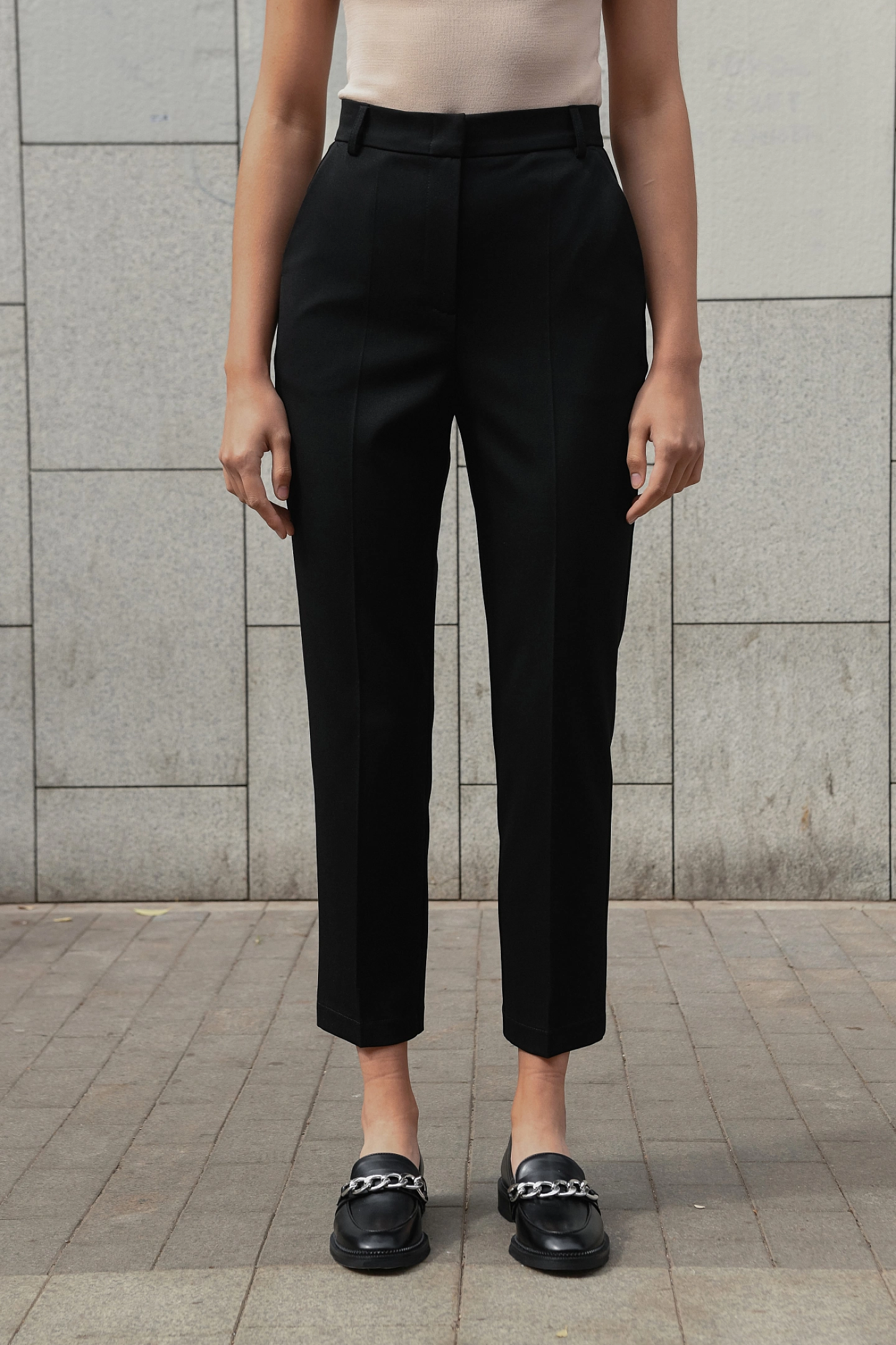 Жакет с завязками на талии и брюки узкие на высокой талии