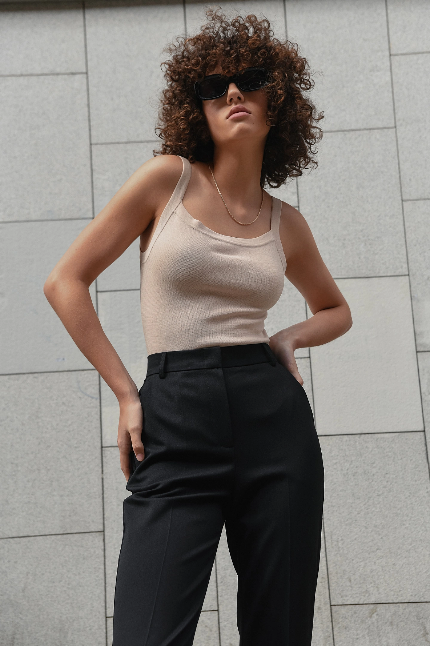 Жакет с завязками на талии и брюки узкие на высокой талии