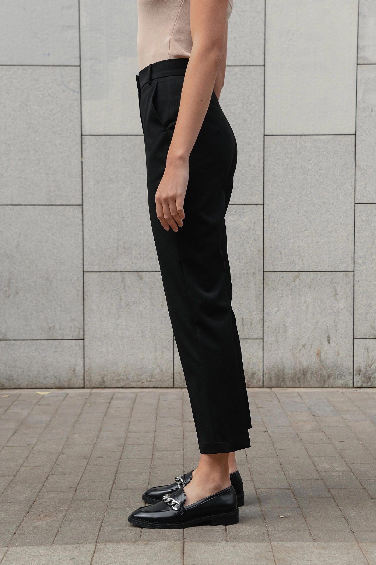 Жакет с завязками на талии и брюки узкие на высокой талии