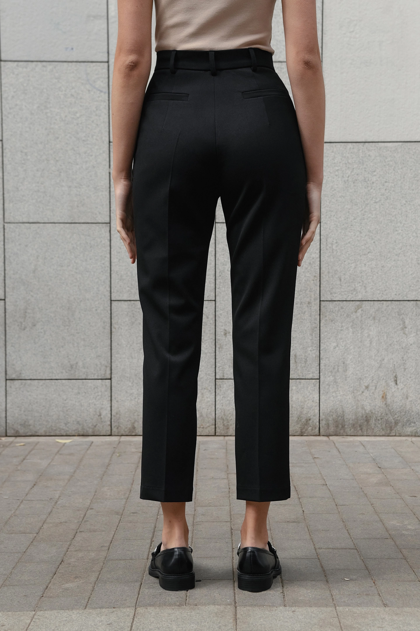 Жакет с завязками на талии и брюки узкие на высокой талии