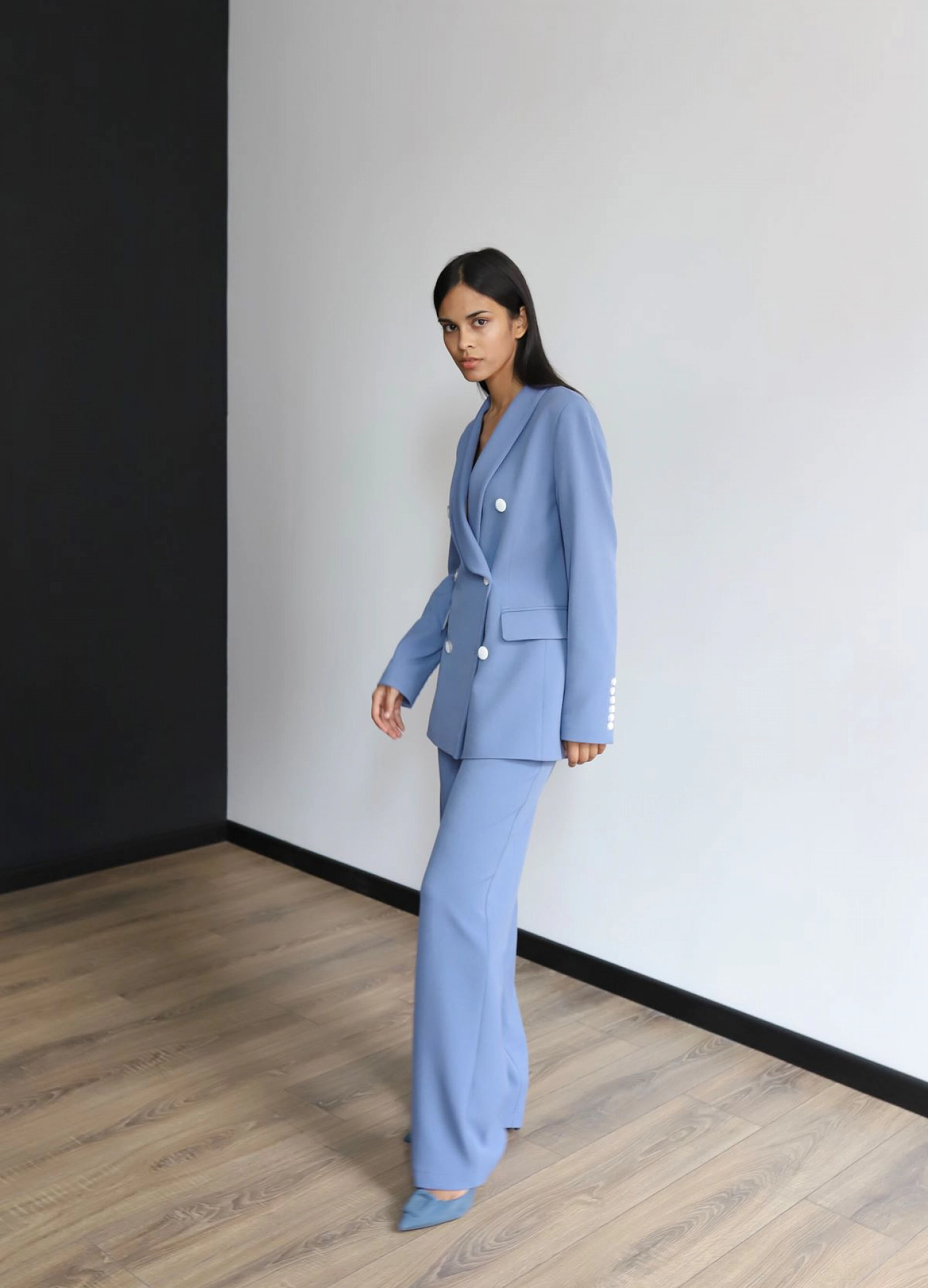 Жакет двубортный с воротником шаль и брюки-трубы