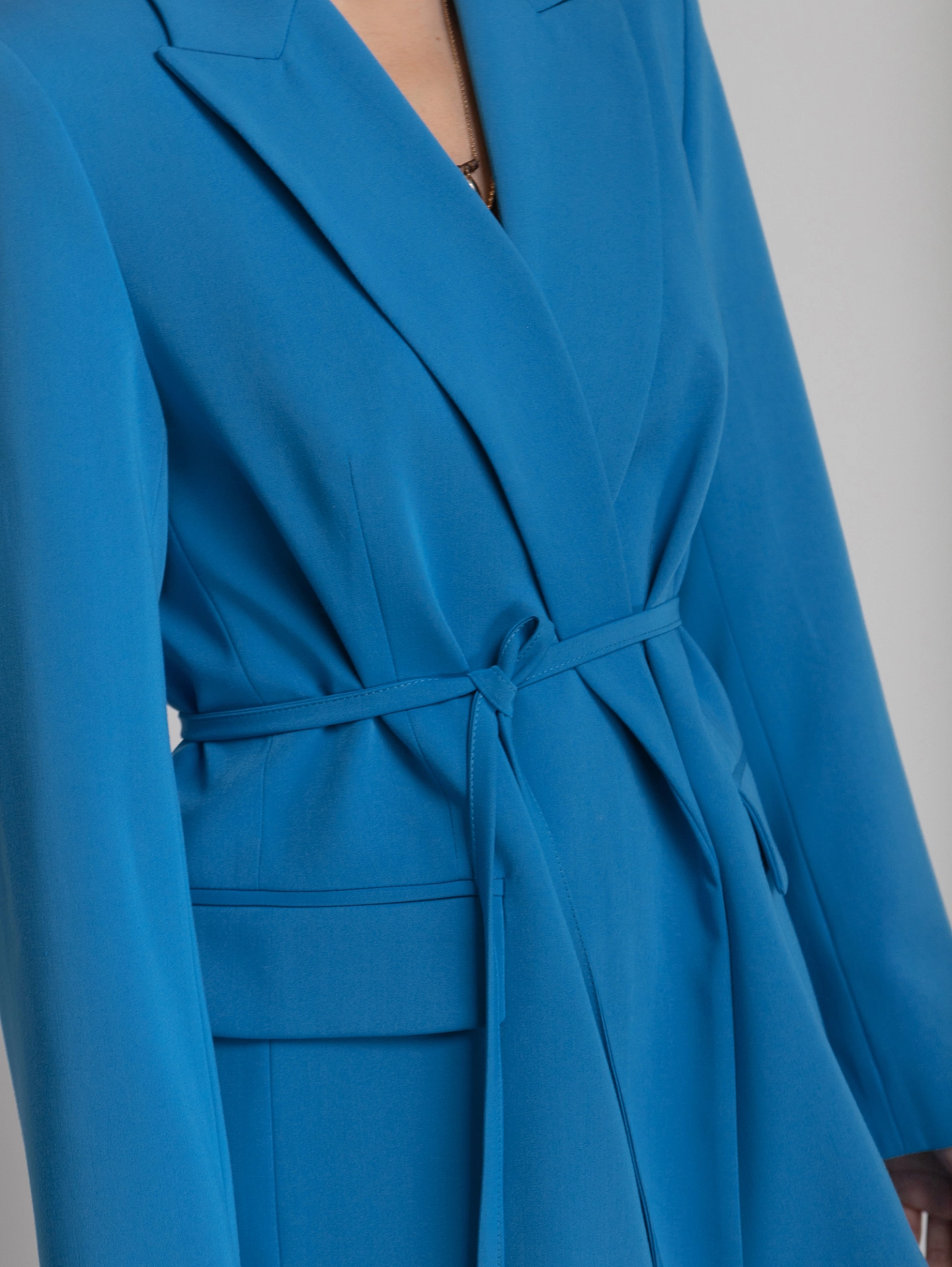 Жакет свободного кроя с узким поясом