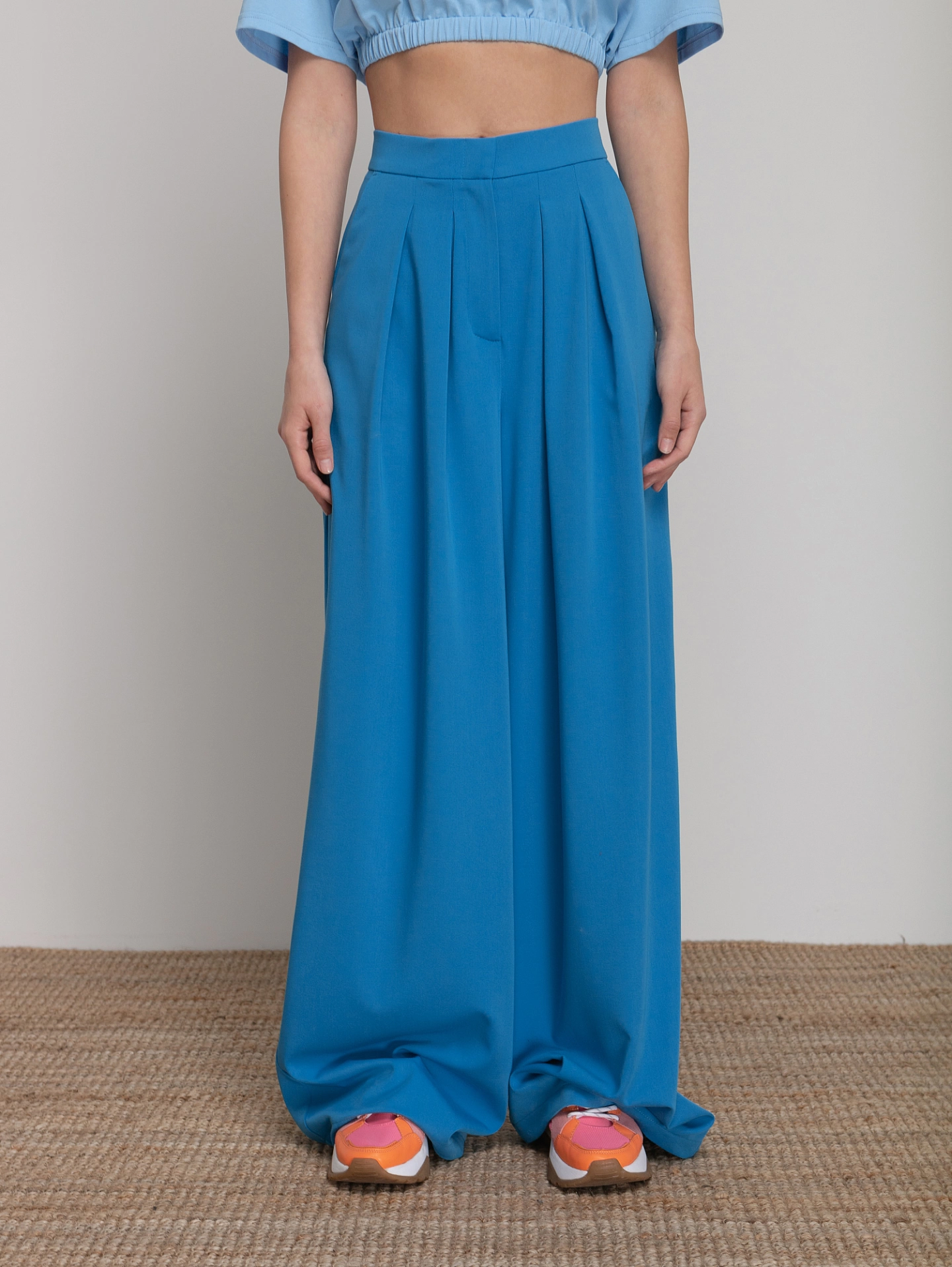 Брюки широкие с двумя складками