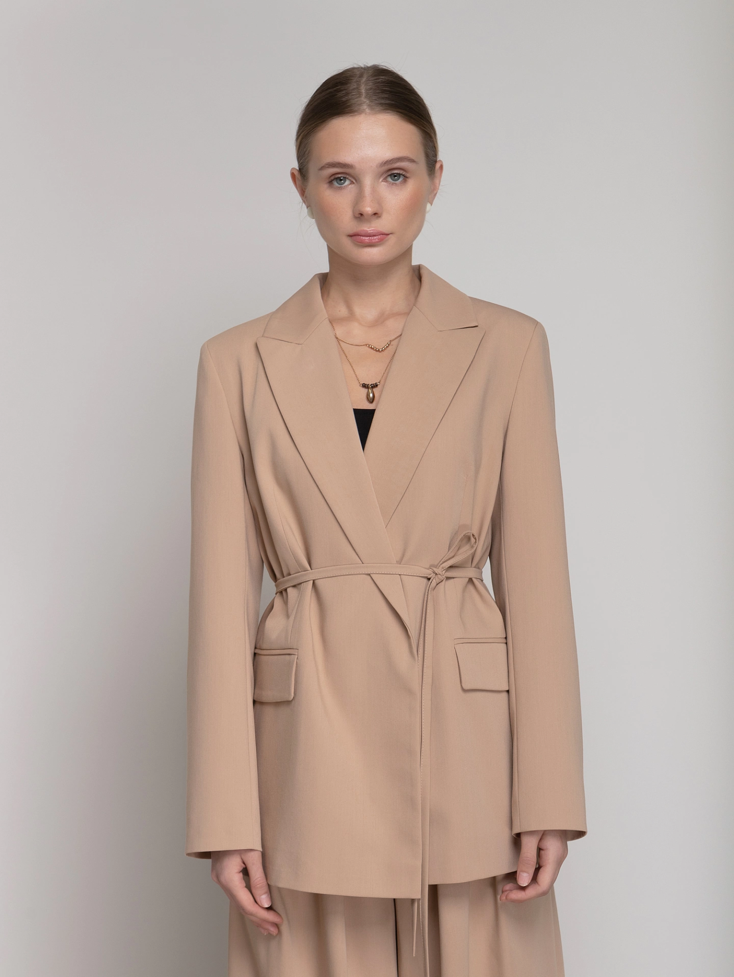 Жакет свободного кроя с узким поясом