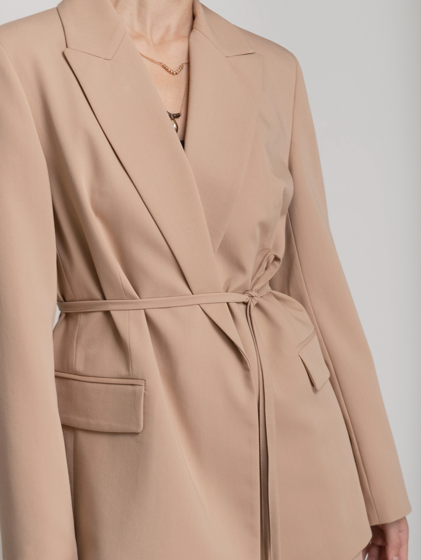 Жакет свободного кроя с узким поясом