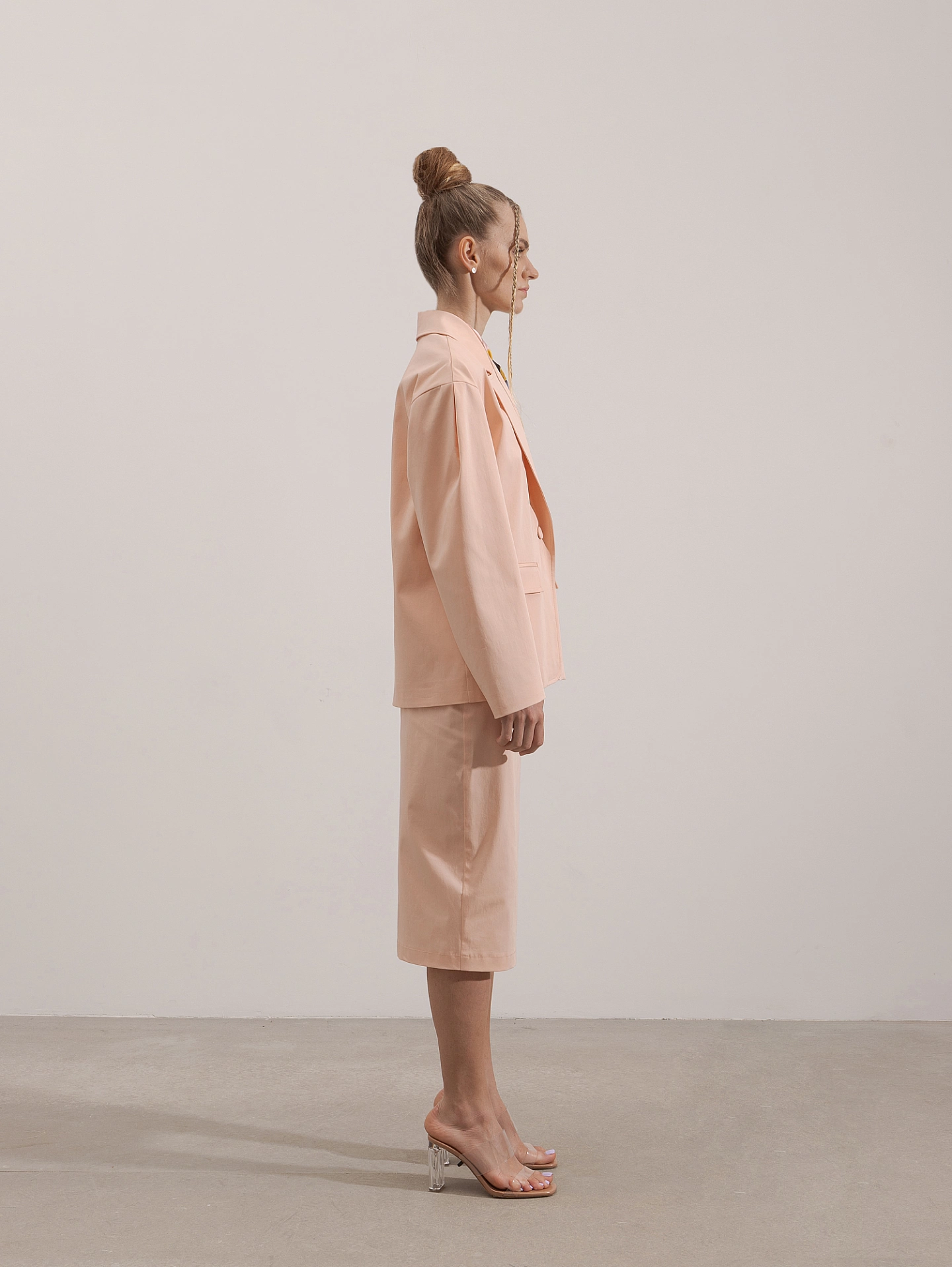 Жакет - куртка со спущенным плечом и юбка прямая