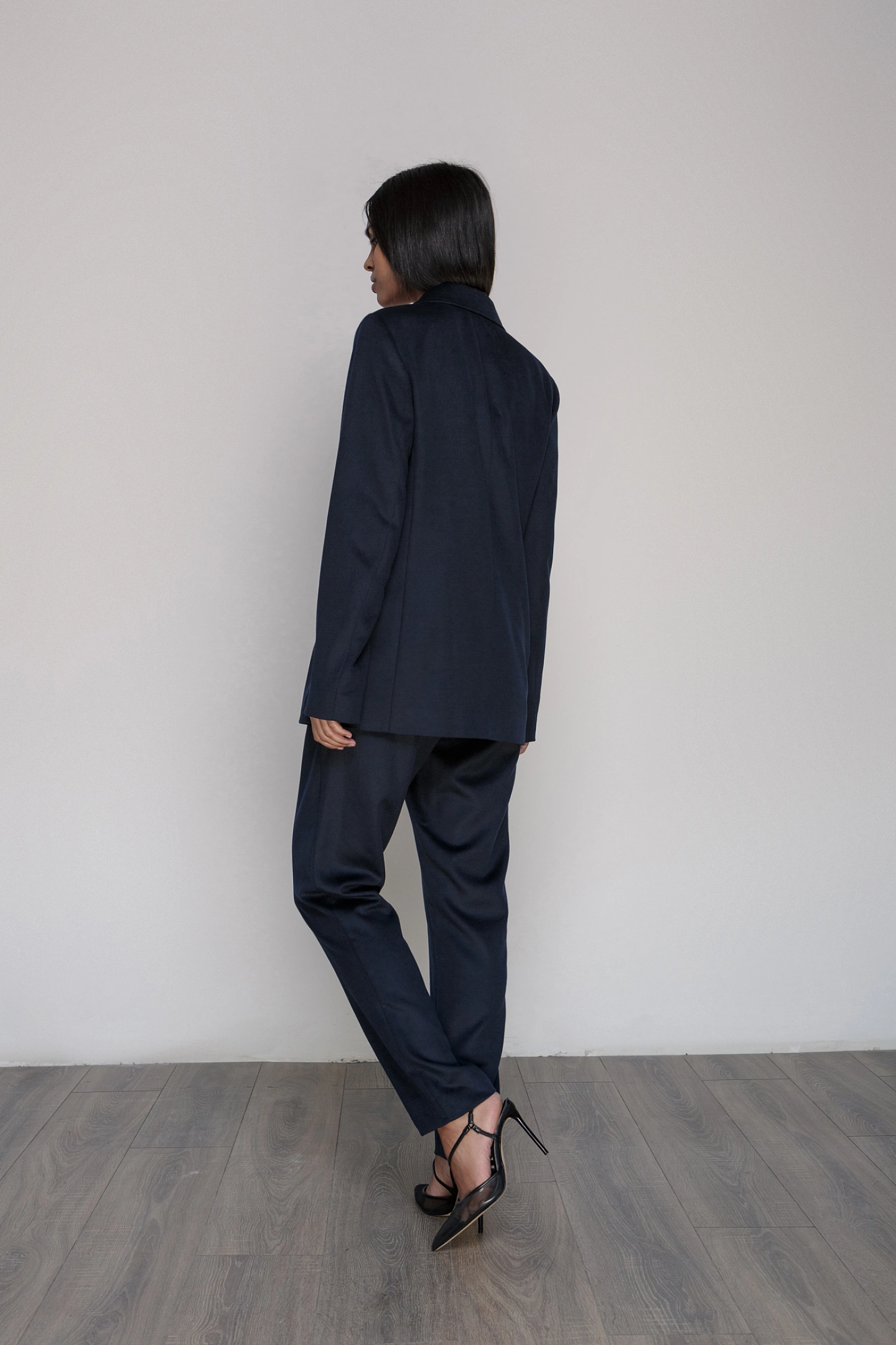 Жакет с асимметричным карманом и брюки бананы с задними карманами