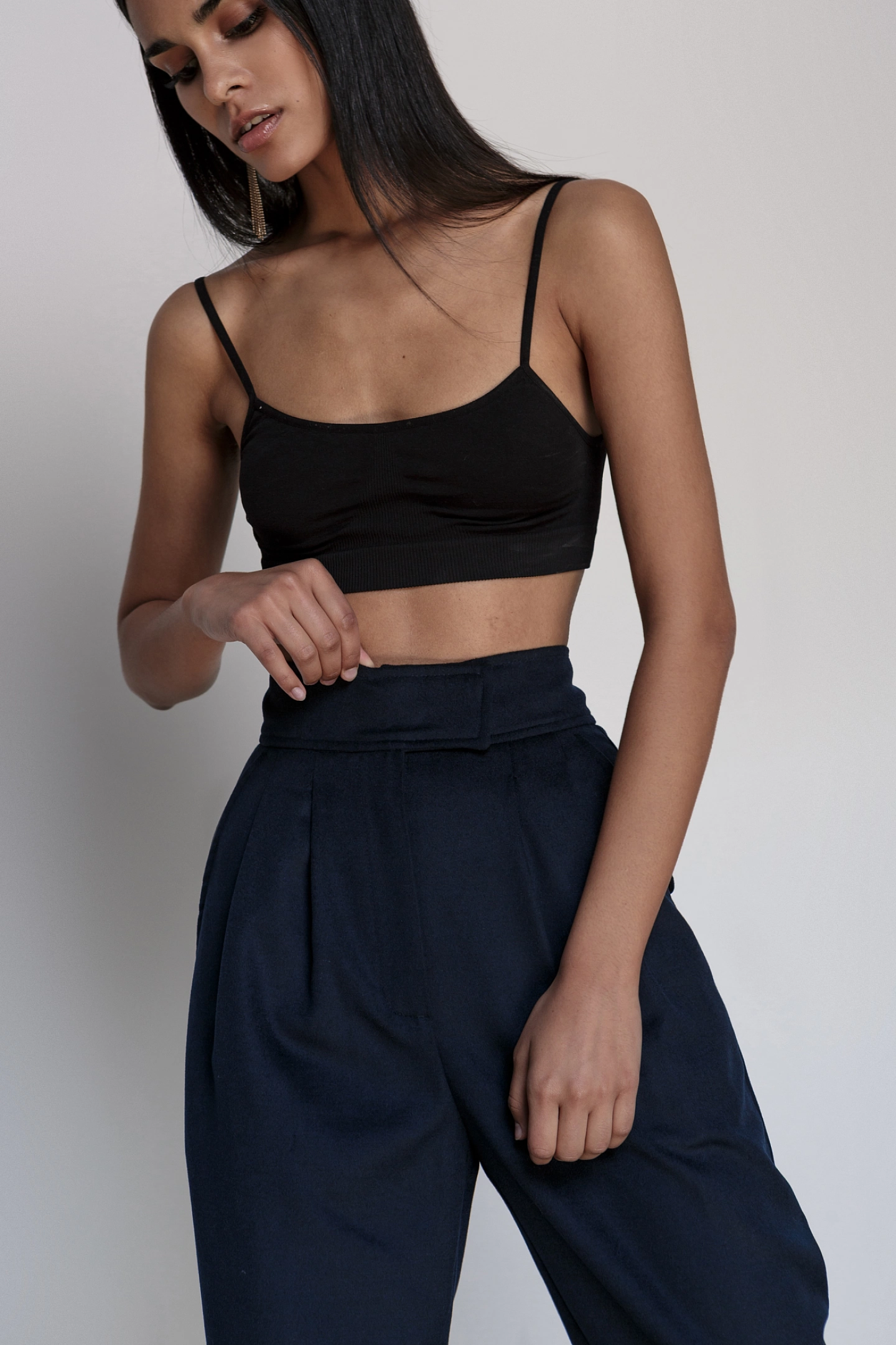 Жакет с асимметричным карманом и брюки бананы с задними карманами