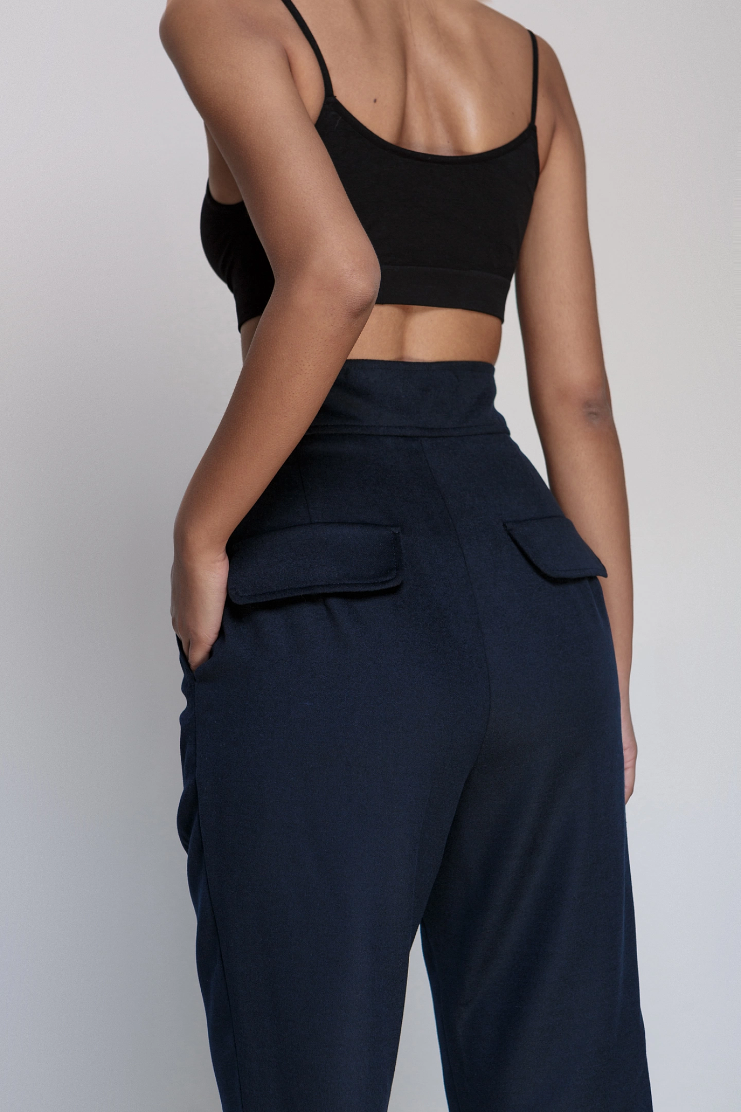 Жакет с асимметричным карманом и брюки бананы с задними карманами