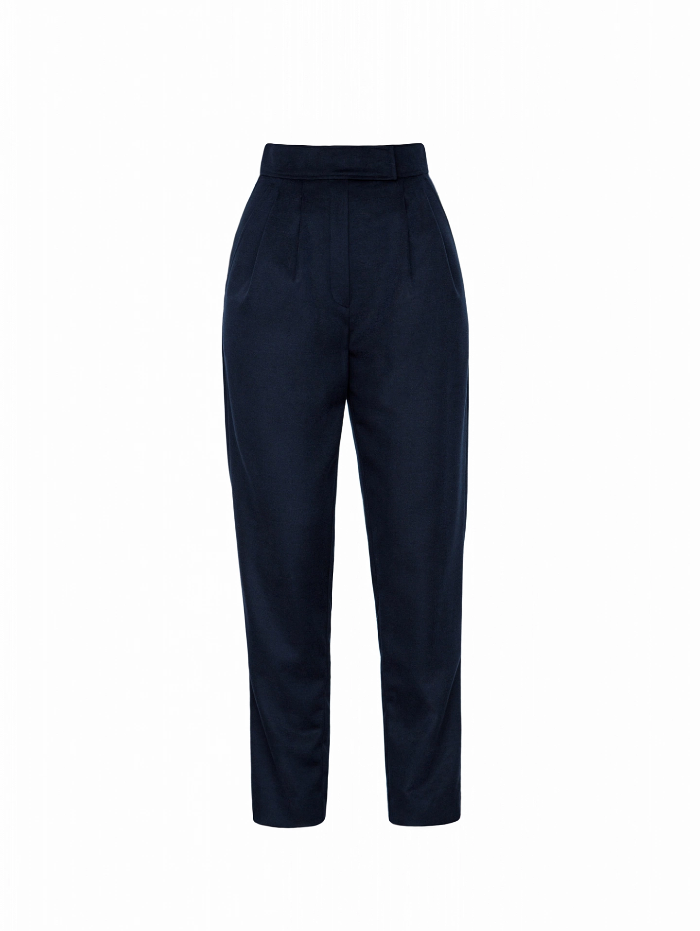 Жакет с асимметричным карманом и брюки бананы с задними карманами