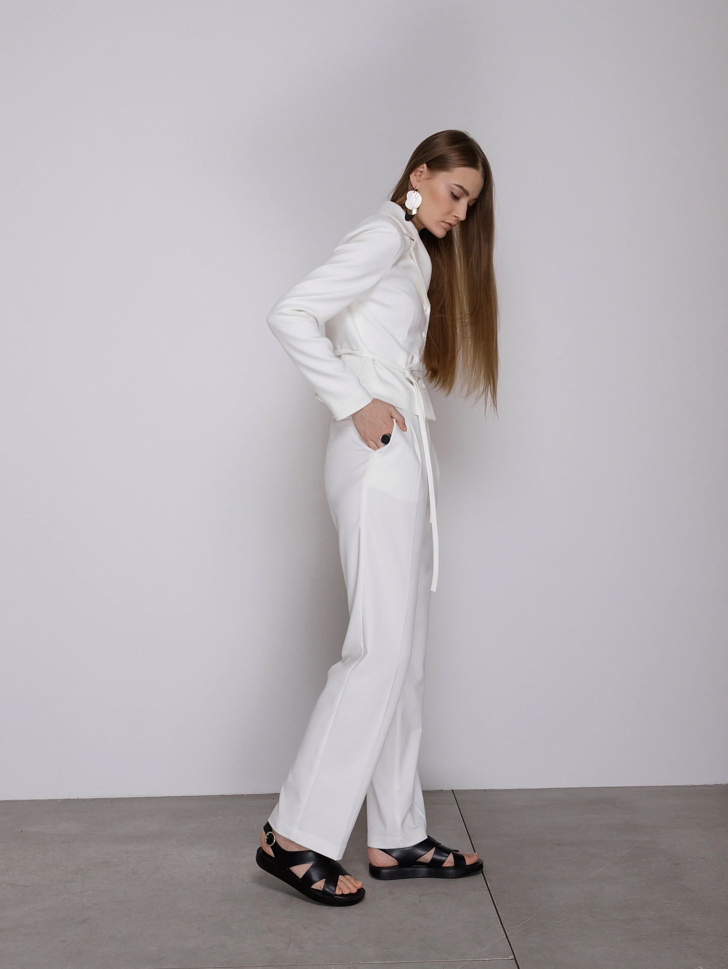 Жакет укороченный на кнопках и брюки мужского типа