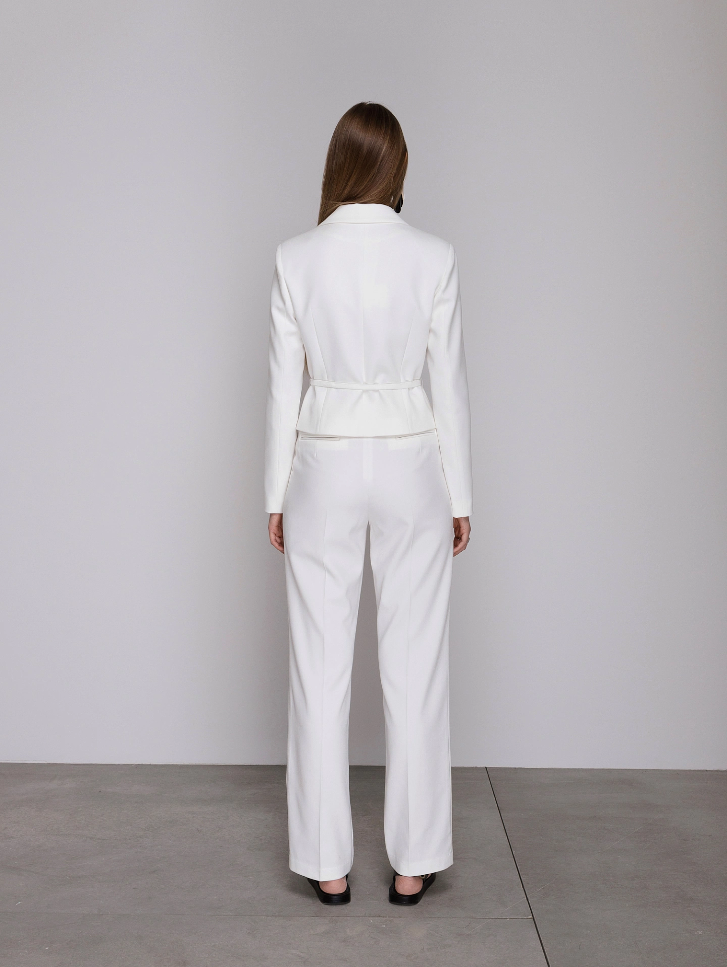 Жакет укороченный на кнопках и брюки мужского типа