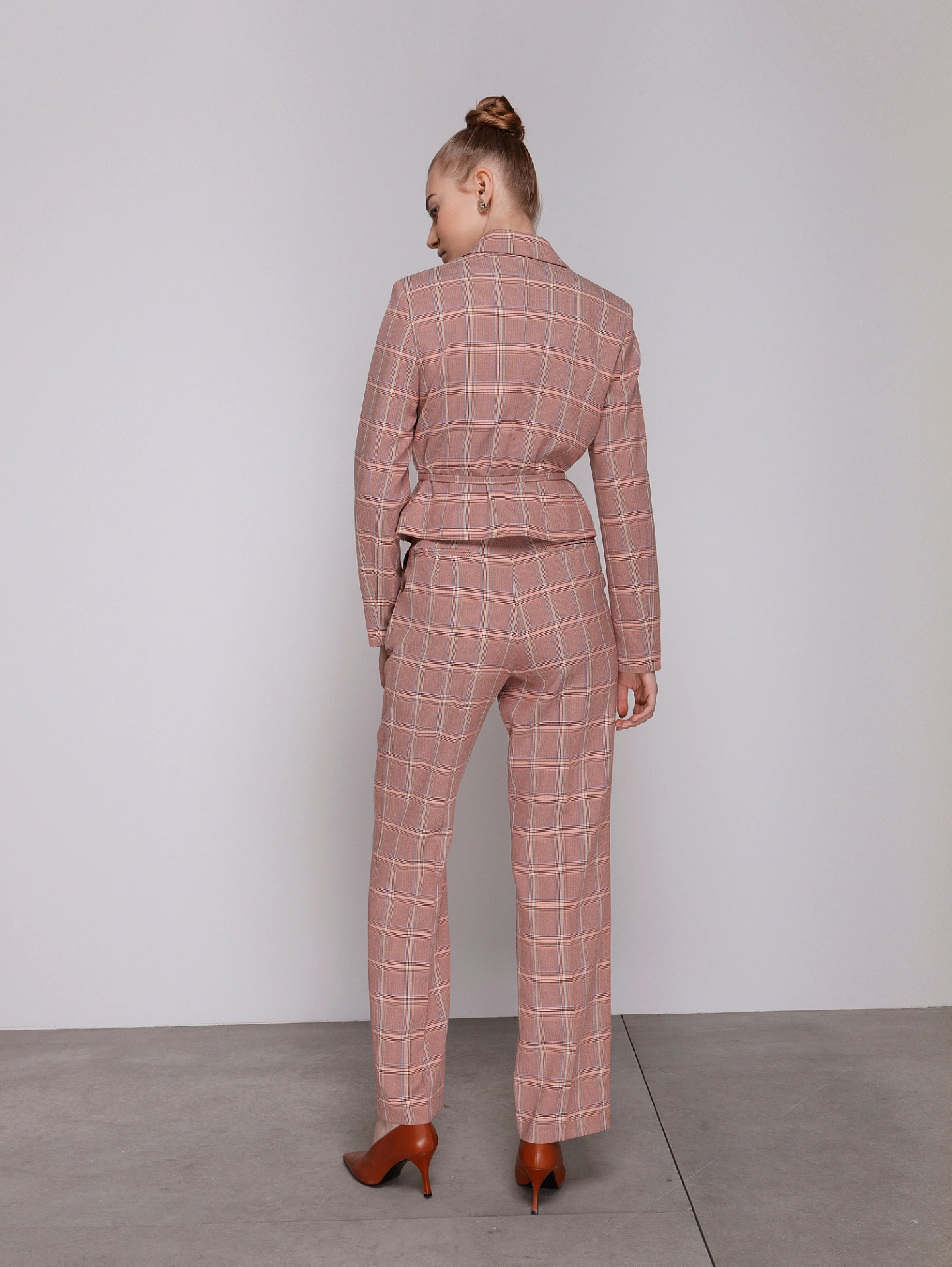 Жакет укороченный на кнопках и брюки мужского типа