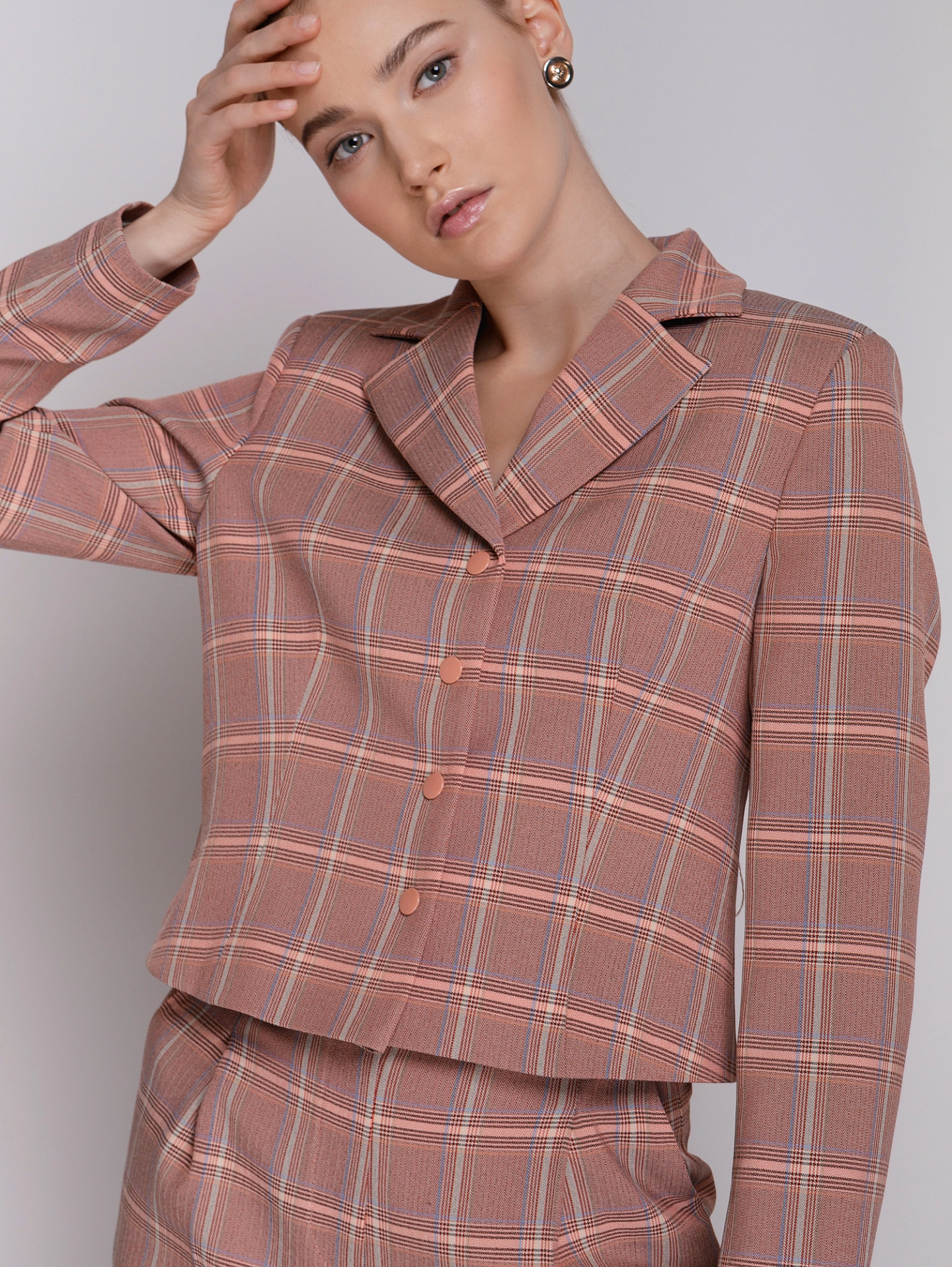 Жакет укороченный на кнопках и брюки мужского типа