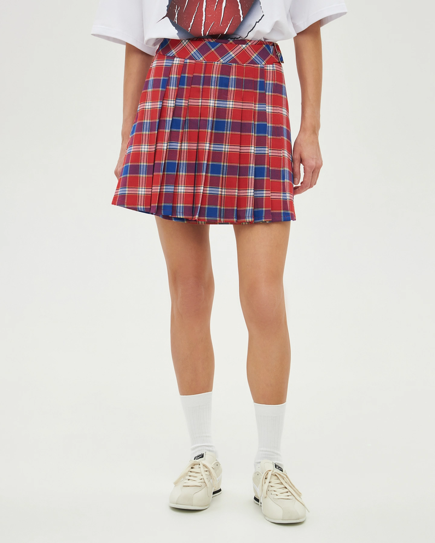 Однобортный жакет свободной формы и юбка мини со складками