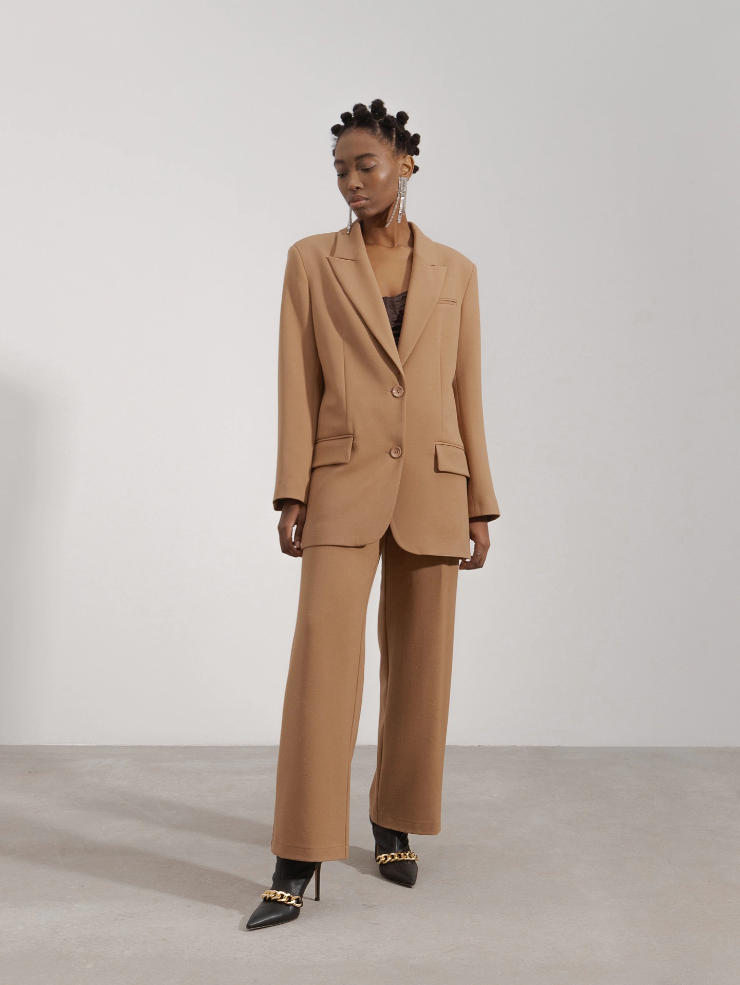 Жакет однобортный свободной формы и брюки - трубы