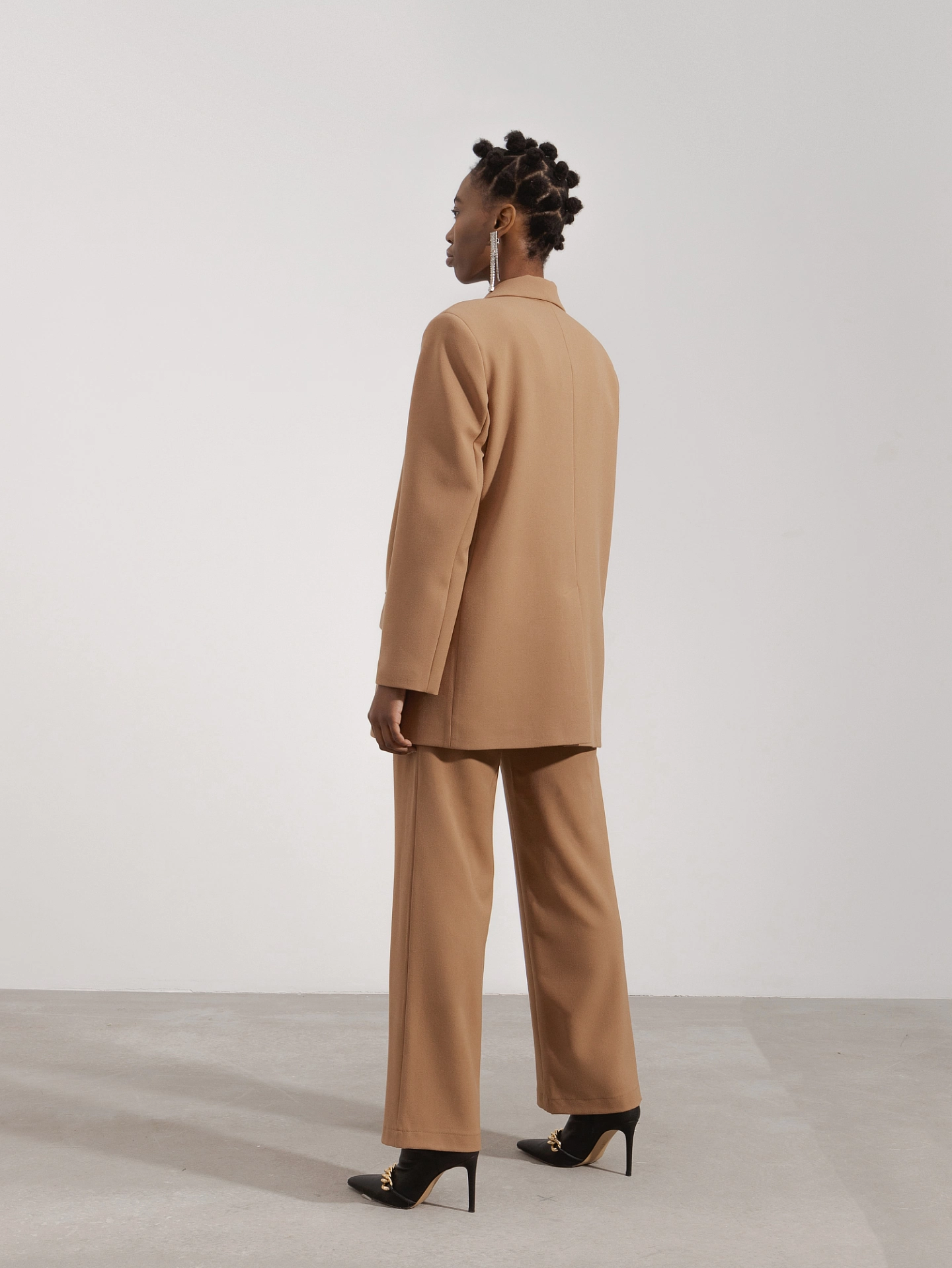 Жакет однобортный свободной формы и брюки - трубы