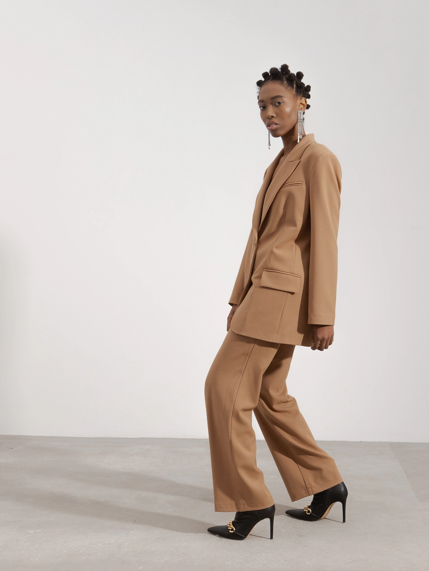 Жакет однобортный свободной формы и брюки - трубы