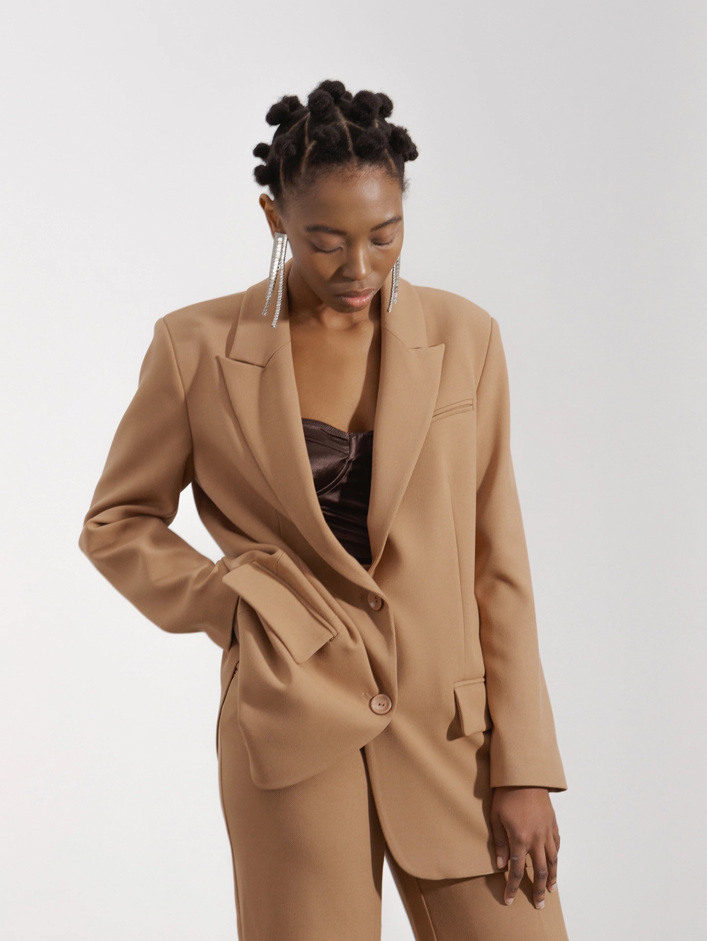 Жакет однобортный свободной формы и брюки - трубы