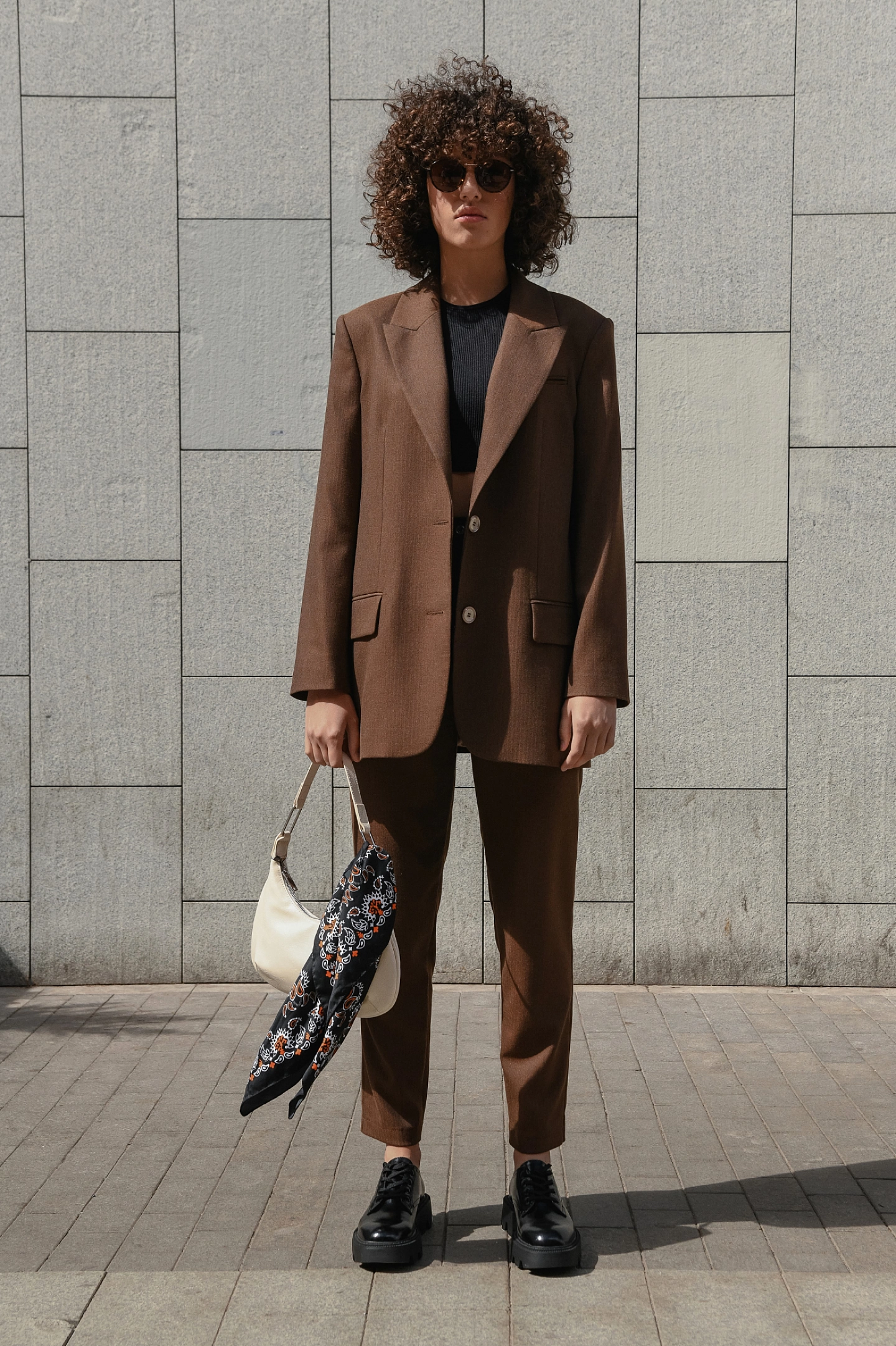 Жакет однобортный свободной формы и брюки с защипами