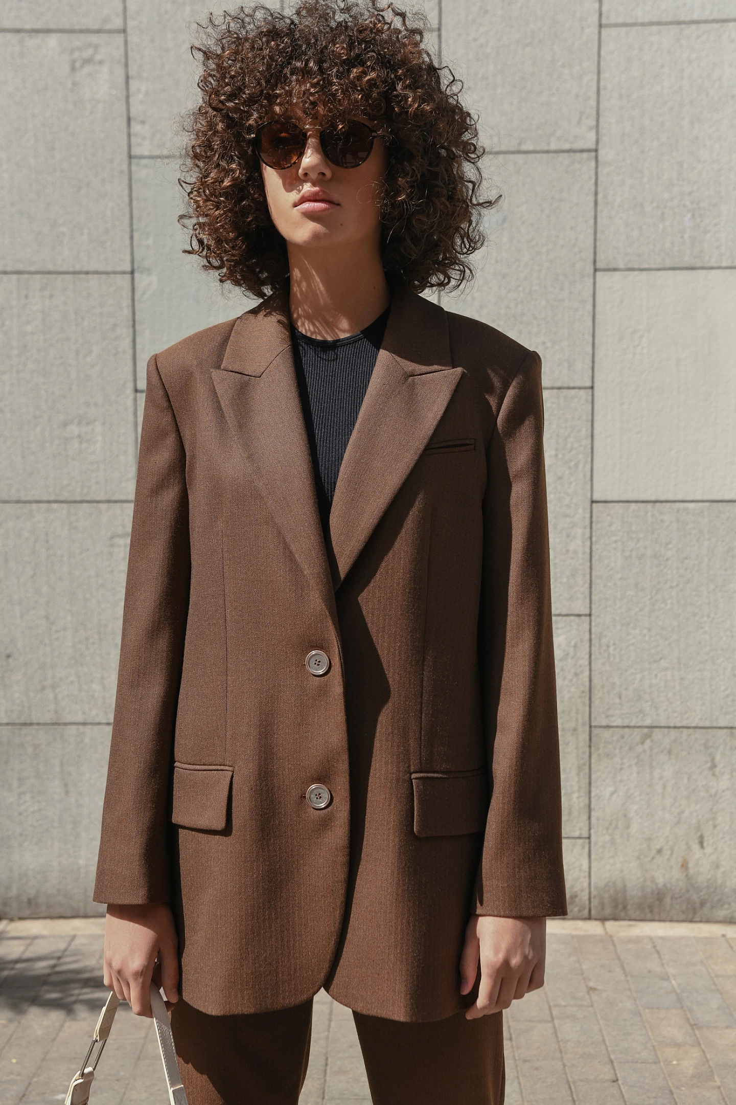 Жакет однобортный свободной формы и брюки с защипами