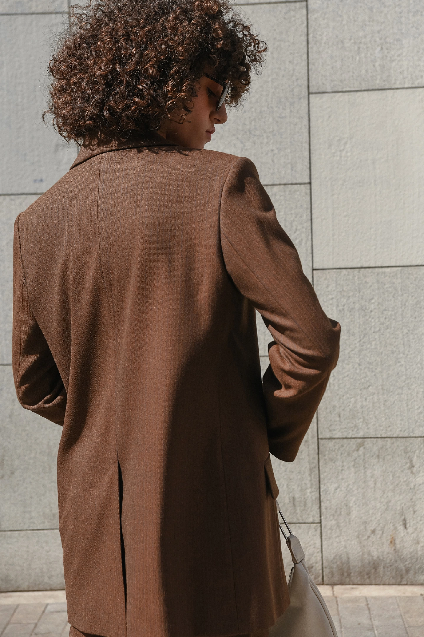 Жакет однобортный свободной формы и брюки с защипами