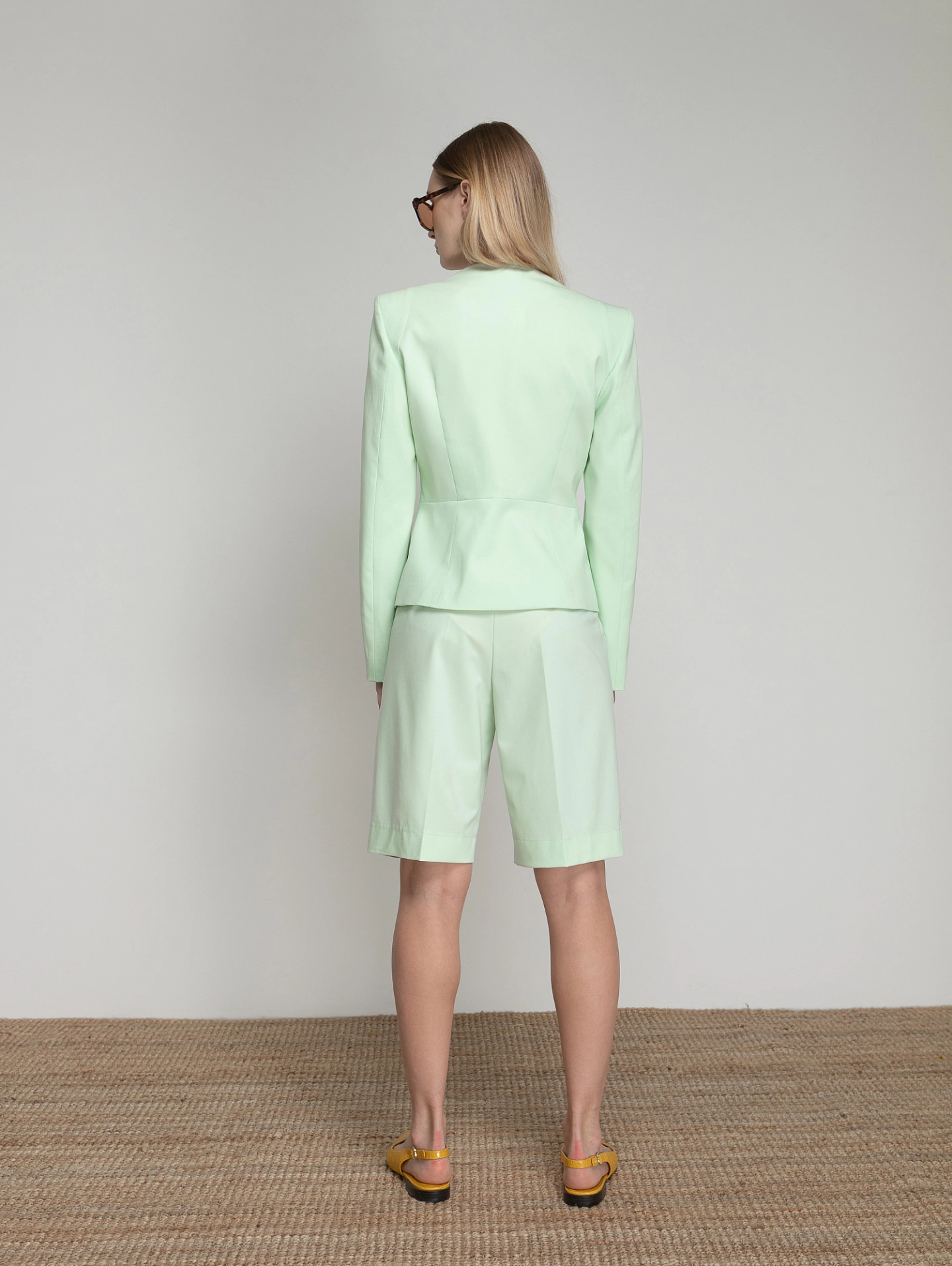 Жакет без лацканов с увеличенным плечом