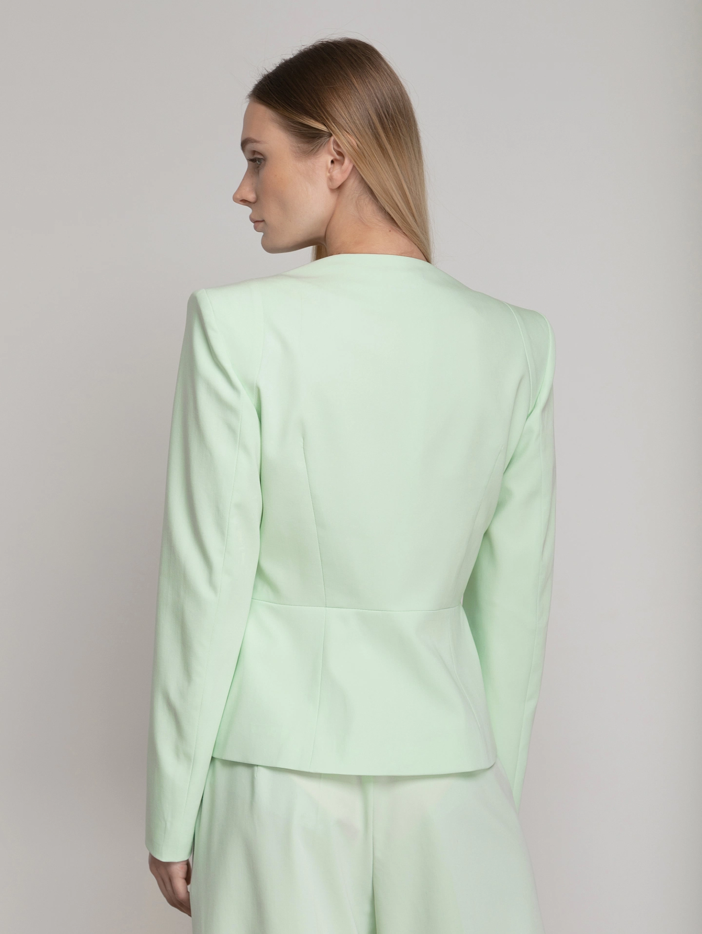 Жакет без лацканов с увеличенным плечом