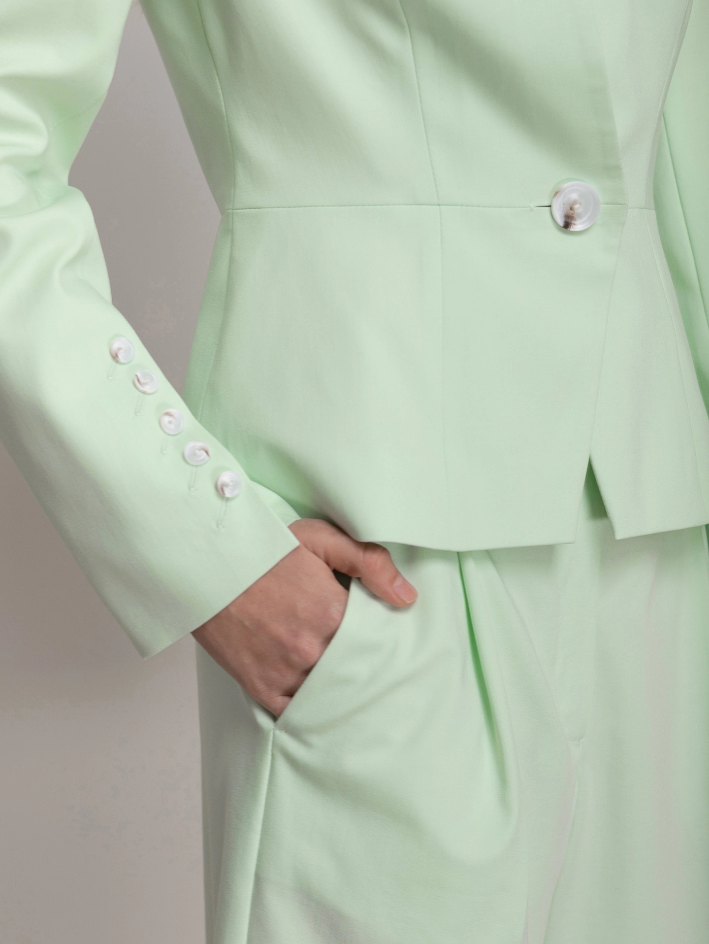 Жакет без лацканов с увеличенным плечом и шорты - бермуды классические